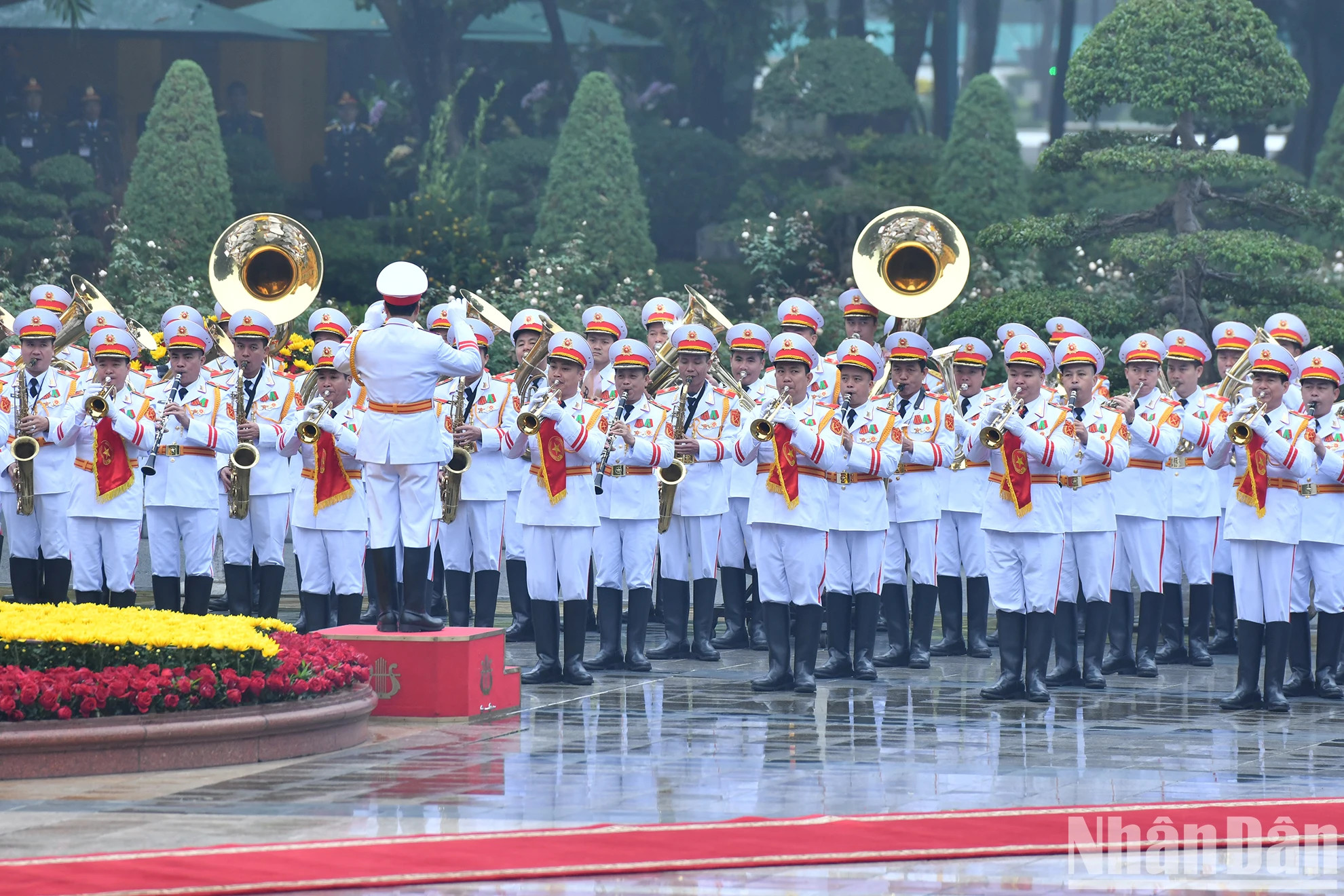 军乐奏响两国国歌。 军乐奏响两国国歌。