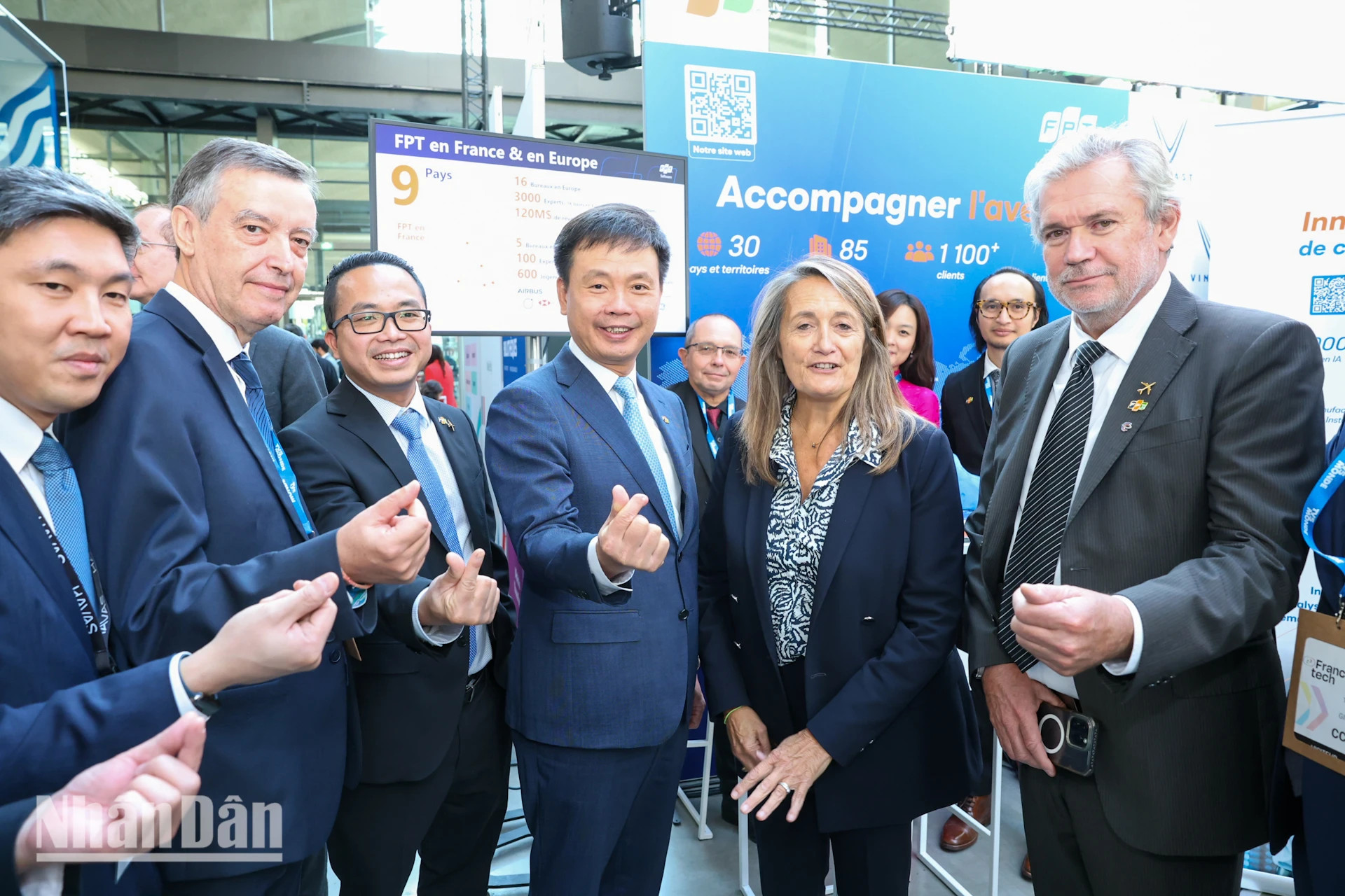 各位代表参观FPT的展位。 各位代表参观FPT的展位。