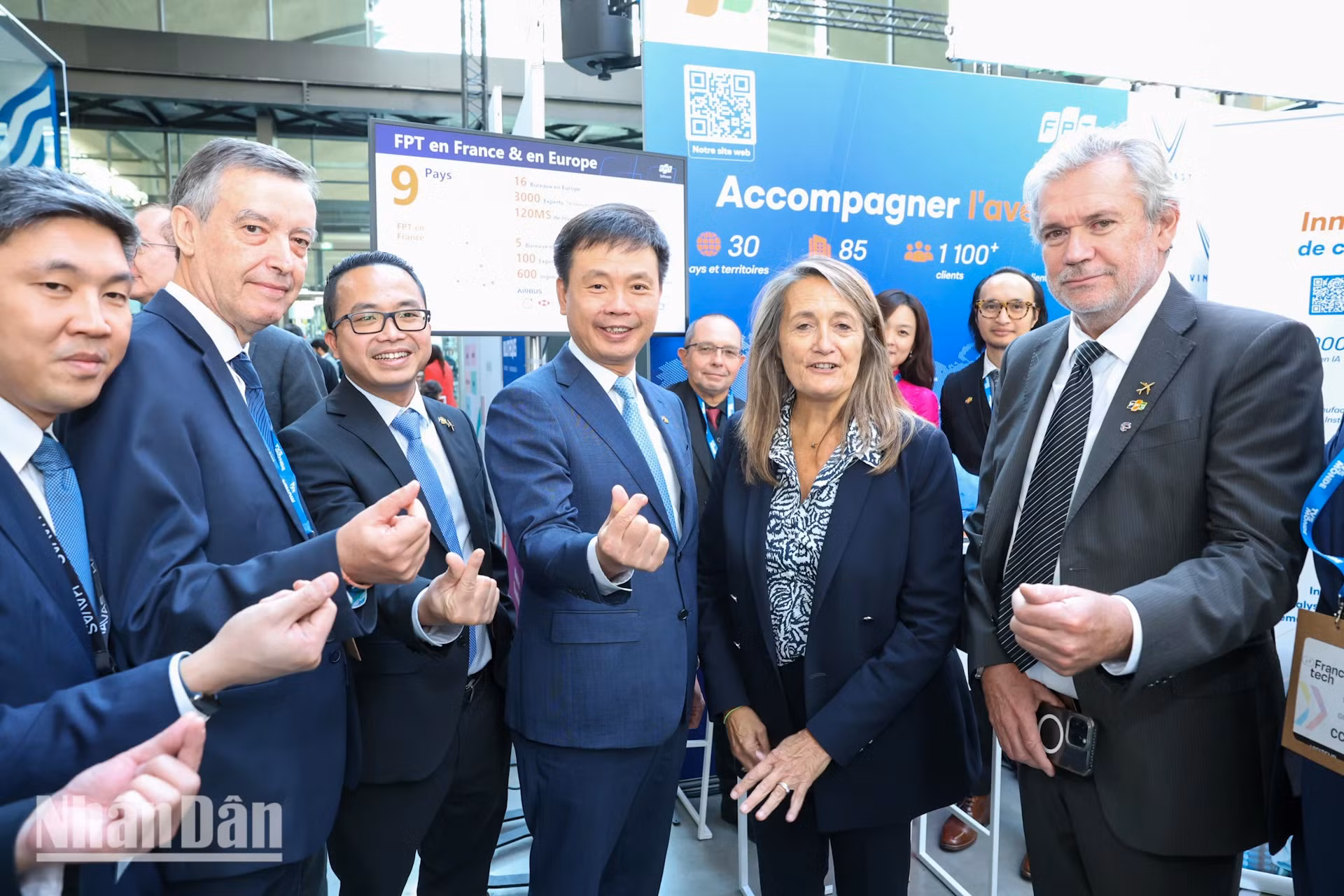 各位代表参观FPT的展位。 各位代表参观FPT的展位。