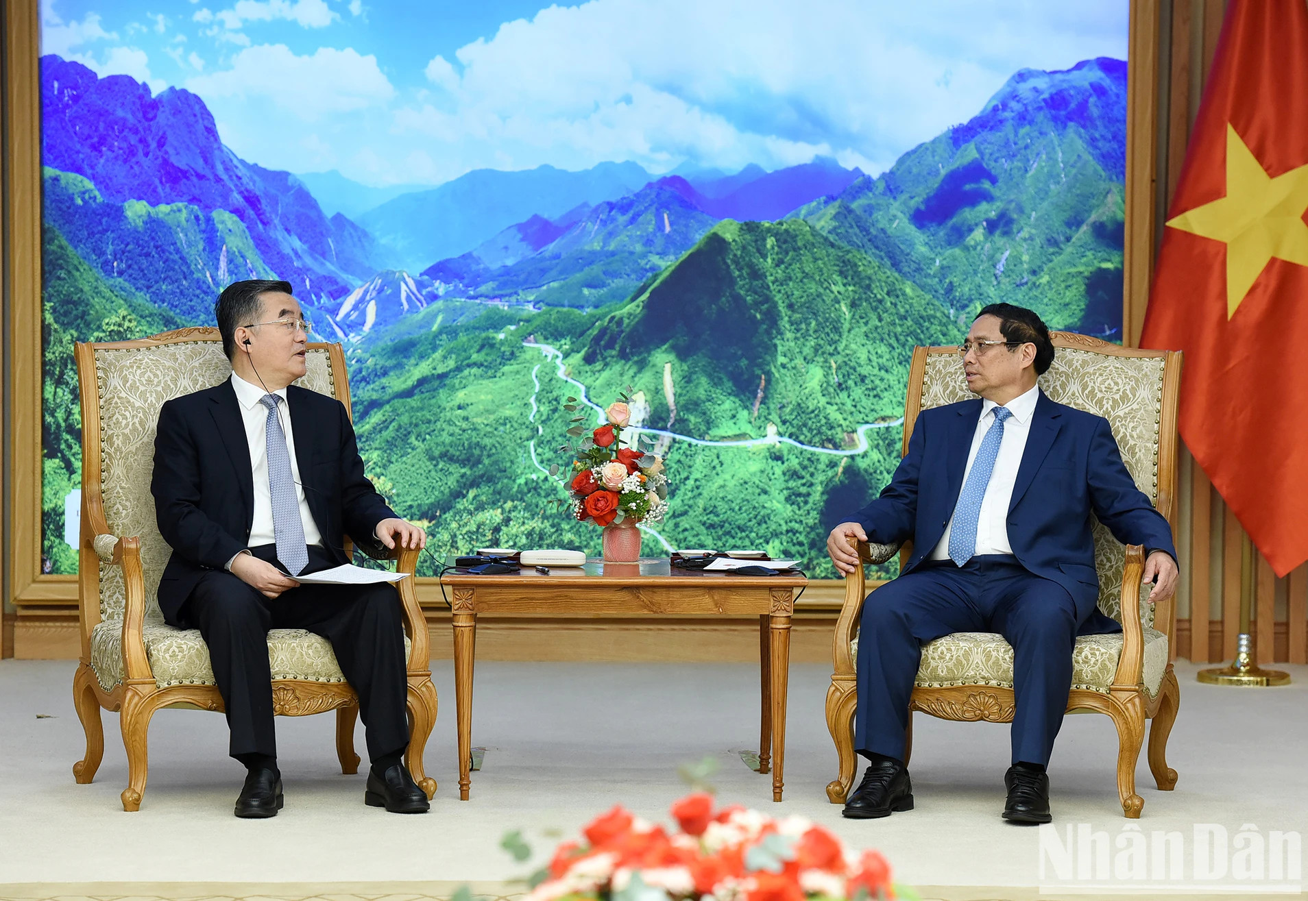 越南政府总理范明正会见中国全国人大常委会副委员长张庆伟。 越南政府总理范明正会见中国全国人大常委会副委员长张庆伟。