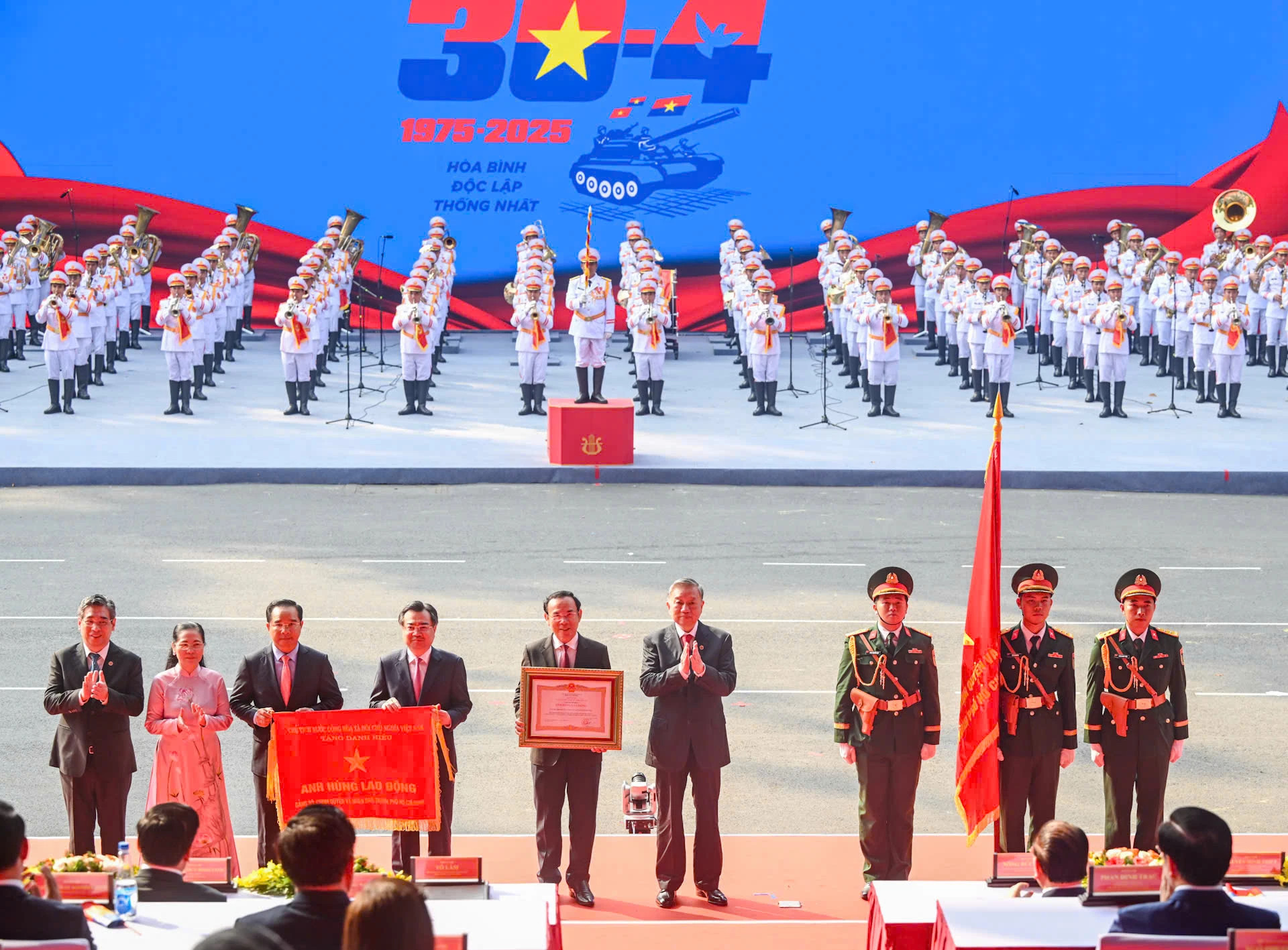 越共中央总书记苏林代表党、国家领导人向胡志明市党部、政府及人民授予“劳动英雄”称号。