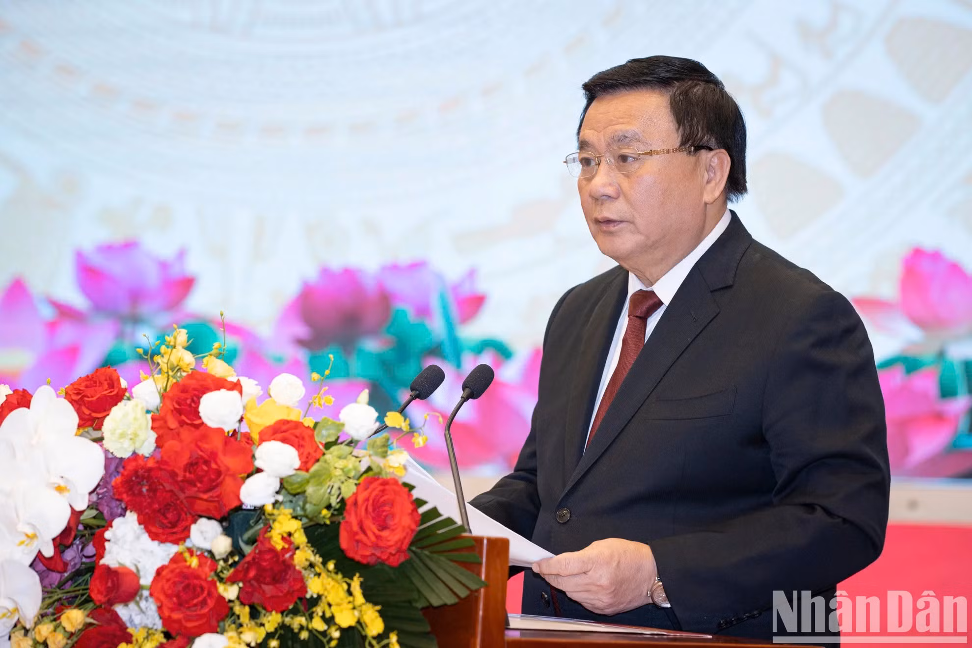 越共中央政治局委员、胡志明国家政治学院院长、中央理论委员会主席阮春胜发表讲话。