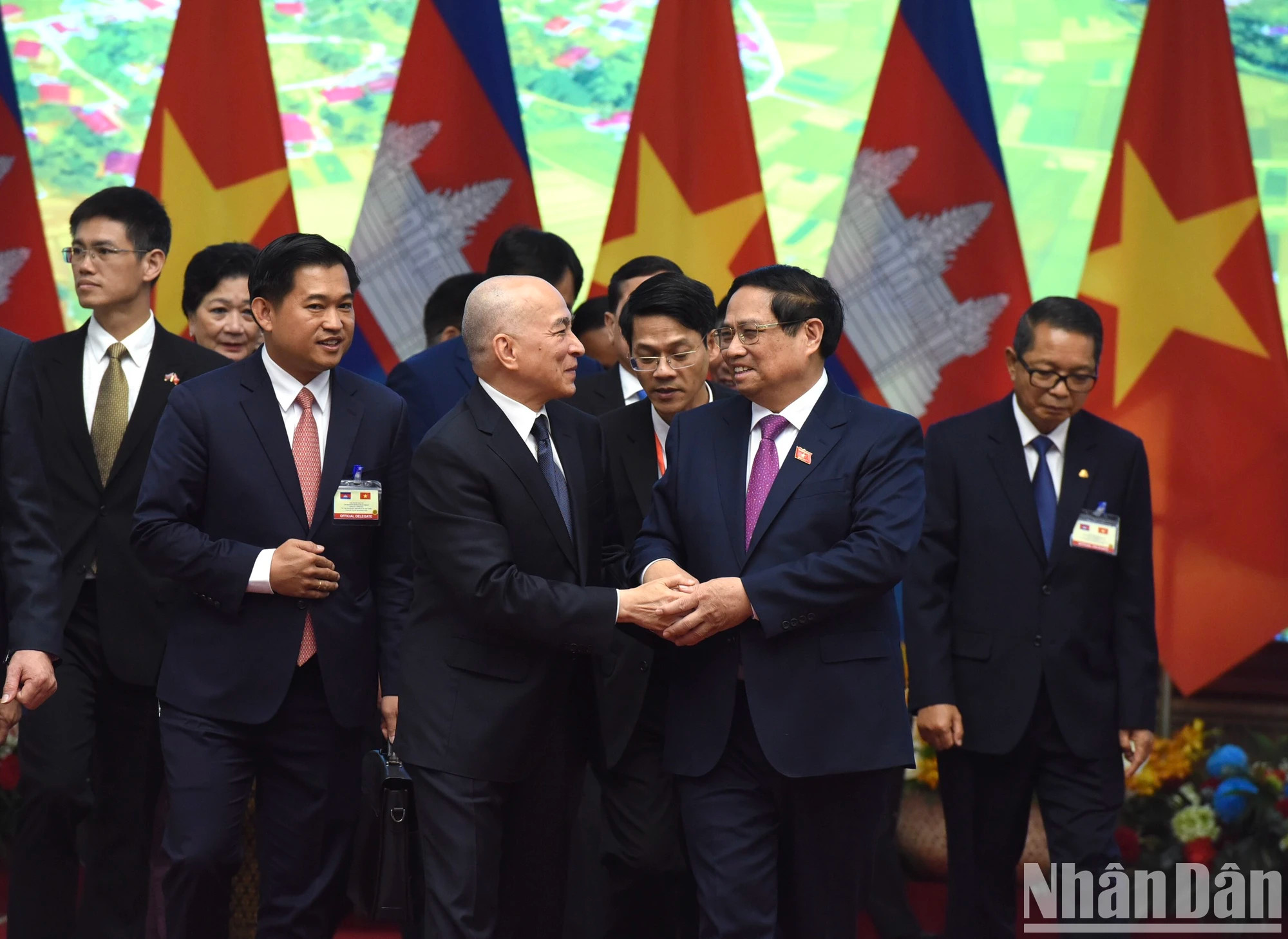 范明正总理欢送柬埔寨国王诺罗敦·西哈莫尼。