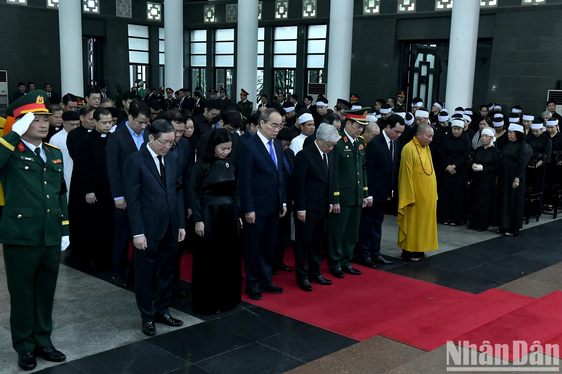 越共中央政治局委员、越南祖国阵线中央委员会主席杜文战率领的越南祖国阵线中央委员会代表团吊唁原国家主席陈德良逝世。 越共中央政治局委员、越南祖国阵线中央委员会主席杜文战率领的越南祖国阵线中央委员会代表团吊唁原国家主席陈德良逝世。