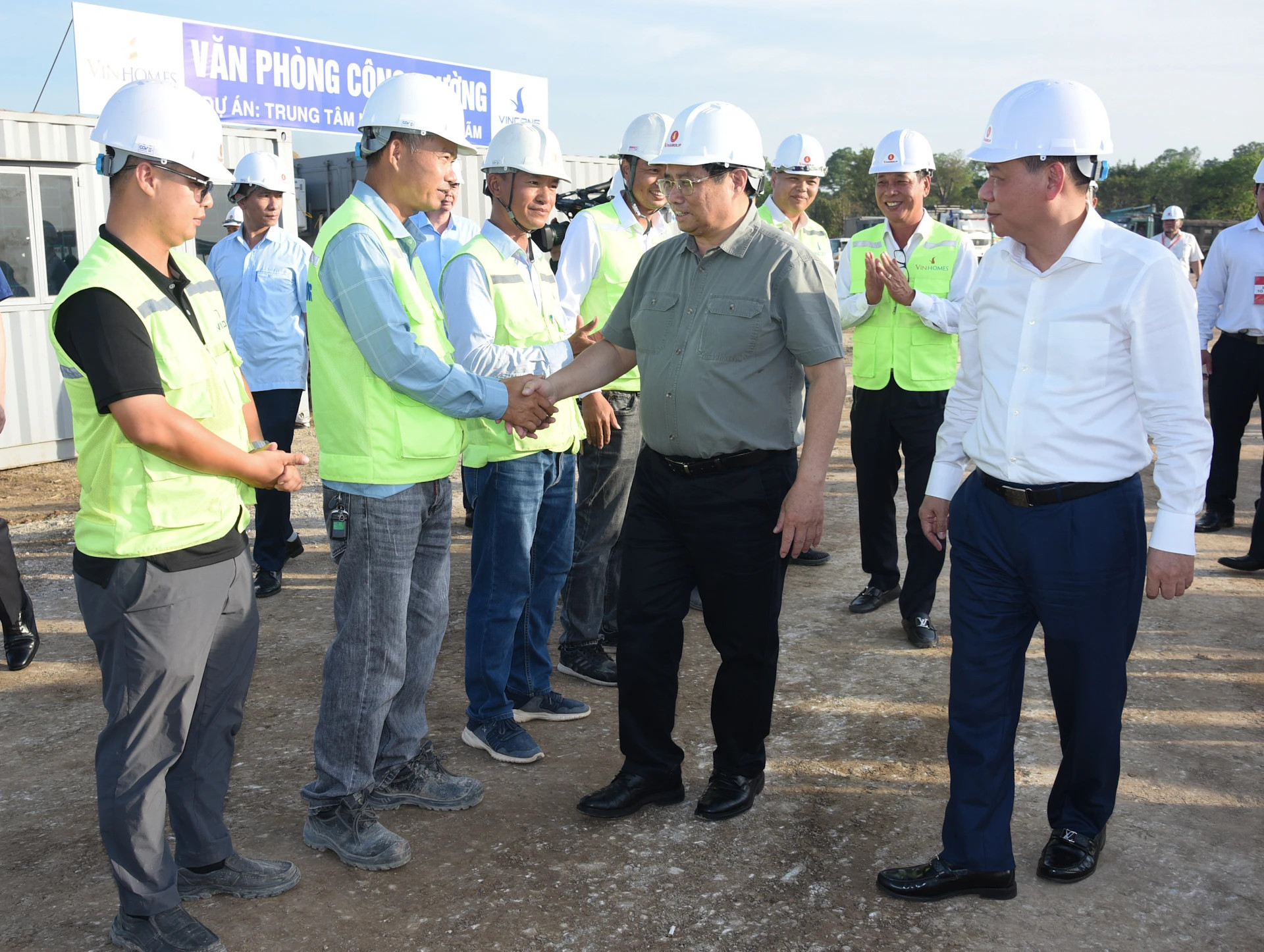 范明正总理慰问和动员项目施工单位领导和工人。