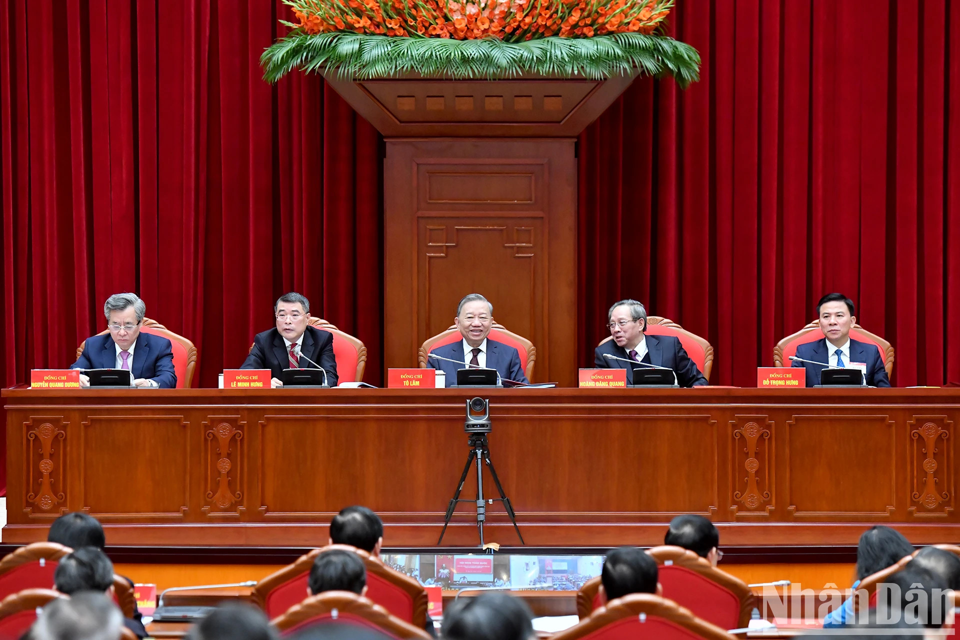 苏林总书记和中央组织部领导人出席会议。