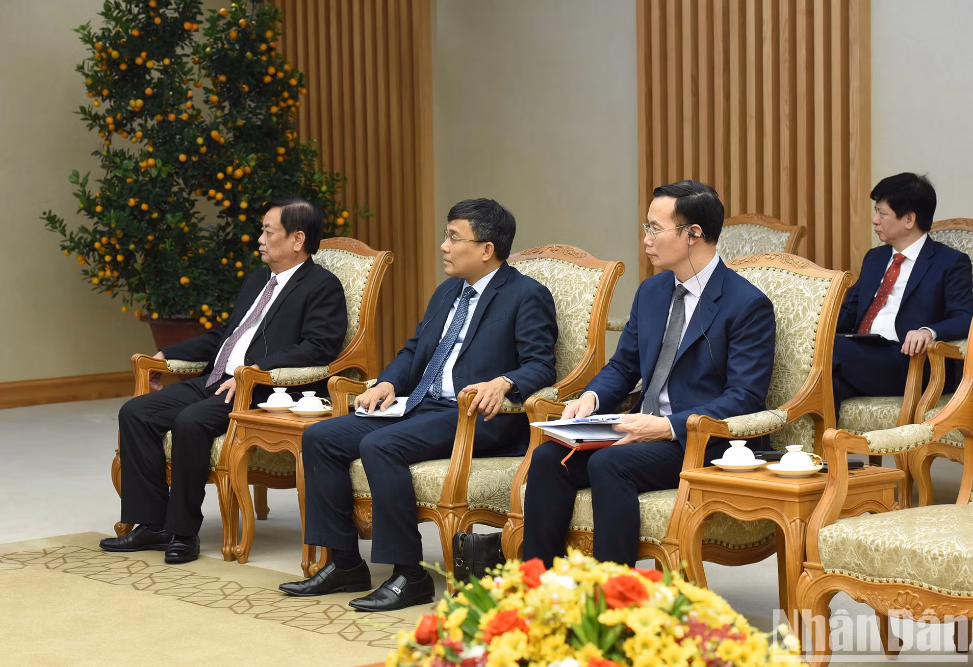 越南各部委领导代表出席会见。