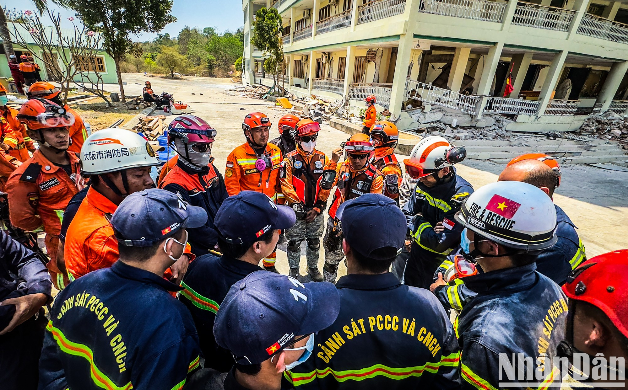 为执行此次任务,越南救援团与新加坡、印度尼西亚、菲律宾和缅甸的朋友进行了协调。国际合作的形象太美好了,尽管语言有差异,但为了救人的共同目标,5个国家的救援队团结一致。 为执行此次任务,越南救援团与新加坡、印度尼西亚、菲律宾和缅甸的朋友进行了协调。国际合作的形象太美好了,尽管语言有差异,但为了救人的共同目标,5个国家的救援队团结一致。