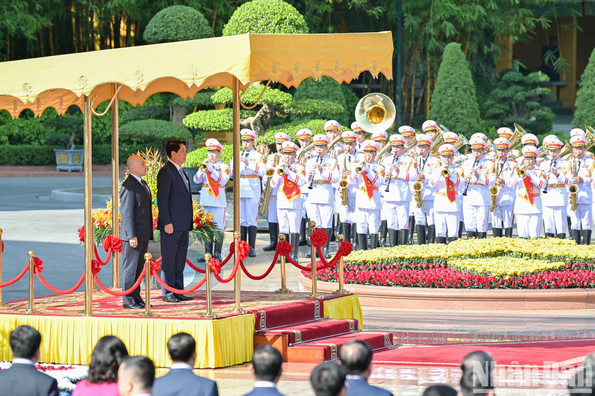 梁强主席邀请诺罗敦·西哈莫尼国王走上荣誉台。