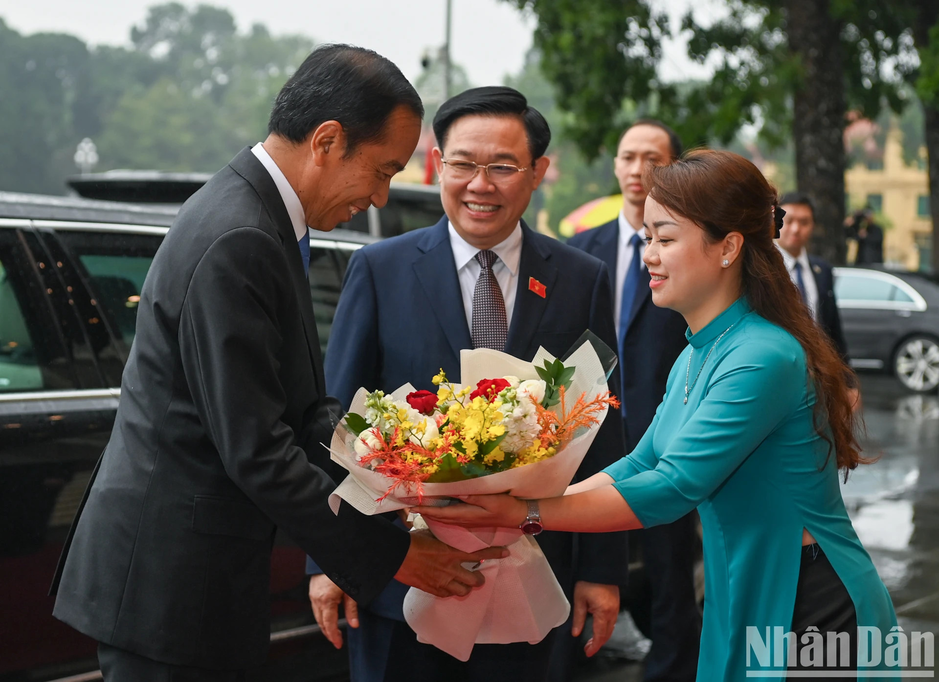 越南国会办公厅人员送花欢迎印尼总统佐科·维多多。