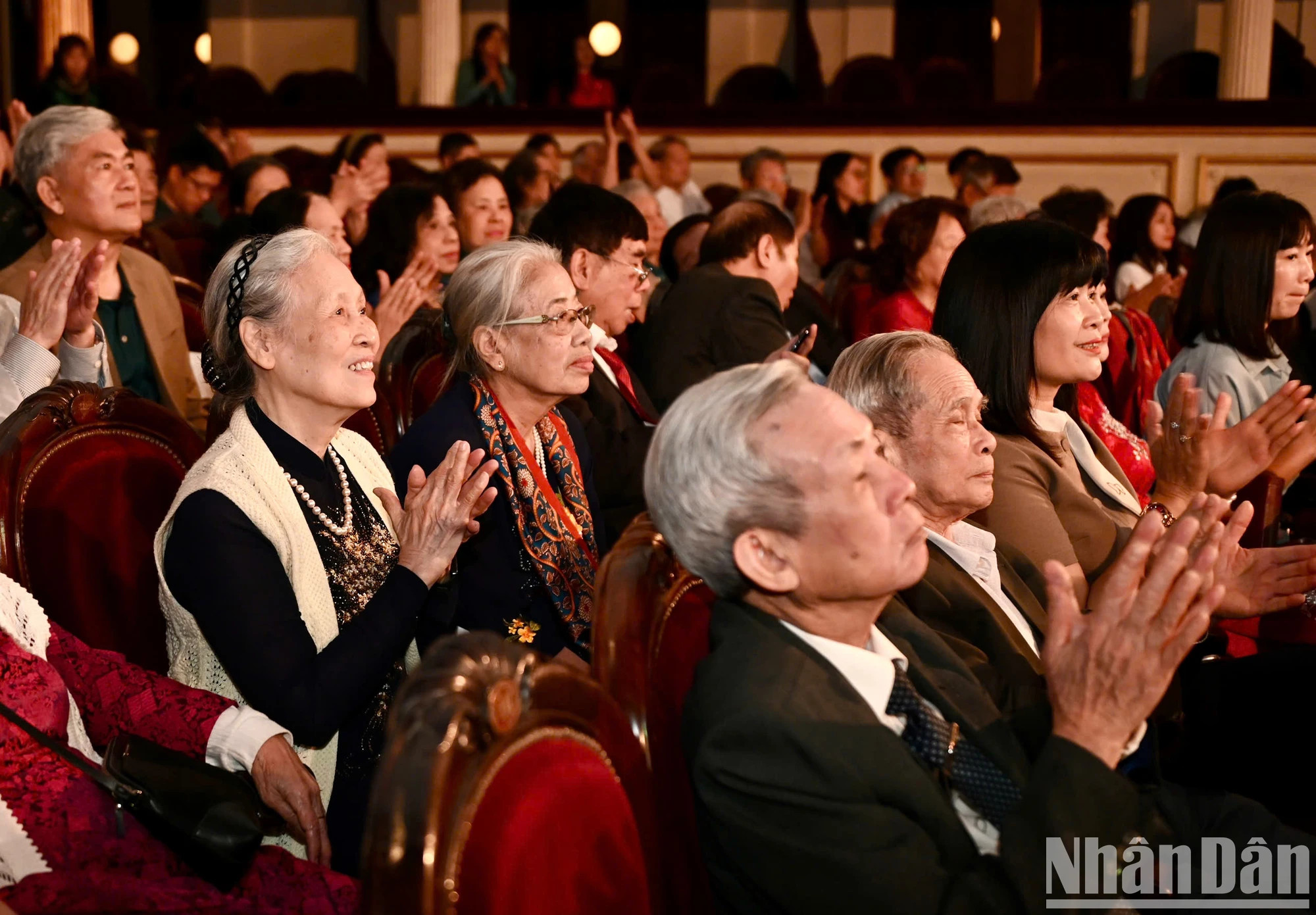 历代党报印刷者出席纪念典礼。 历代党报印刷者出席纪念典礼。