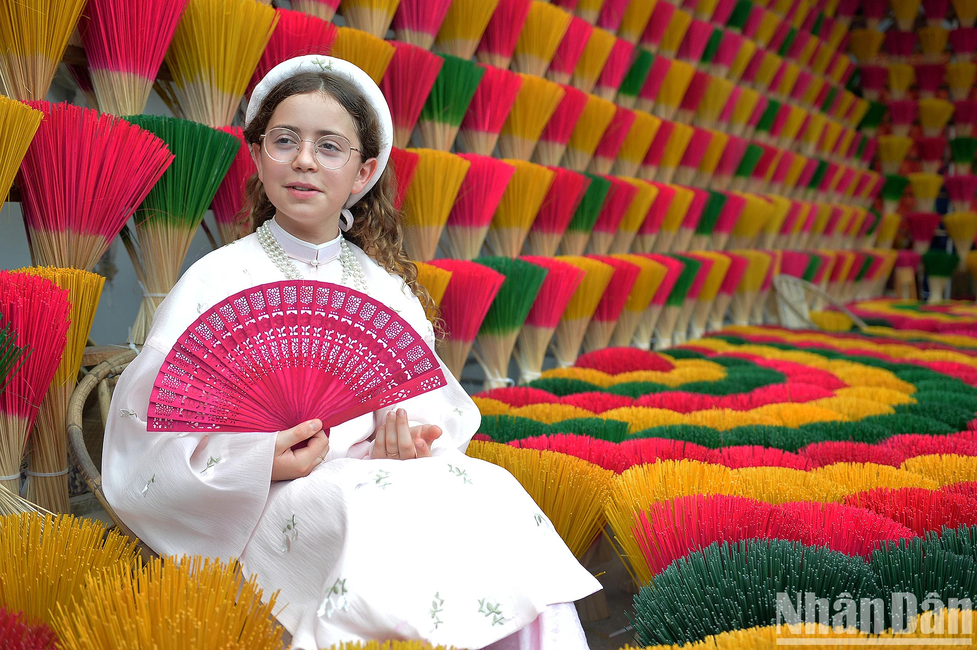 传统长衣和皇家服饰是世界各地游客来到水春村的首选。