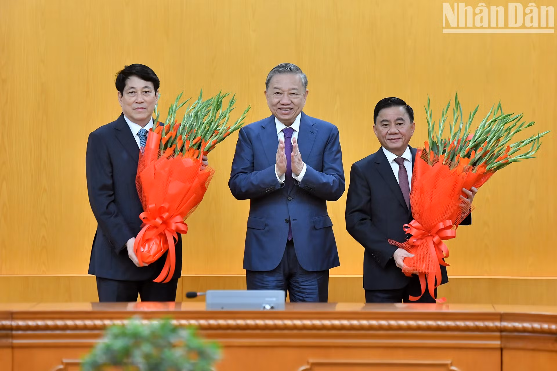 苏林总书记向中央政治局委员、国家主席梁强，中央政治局委员、中央书记处常务委员、中央检查委员会主任陈锦绣送花。