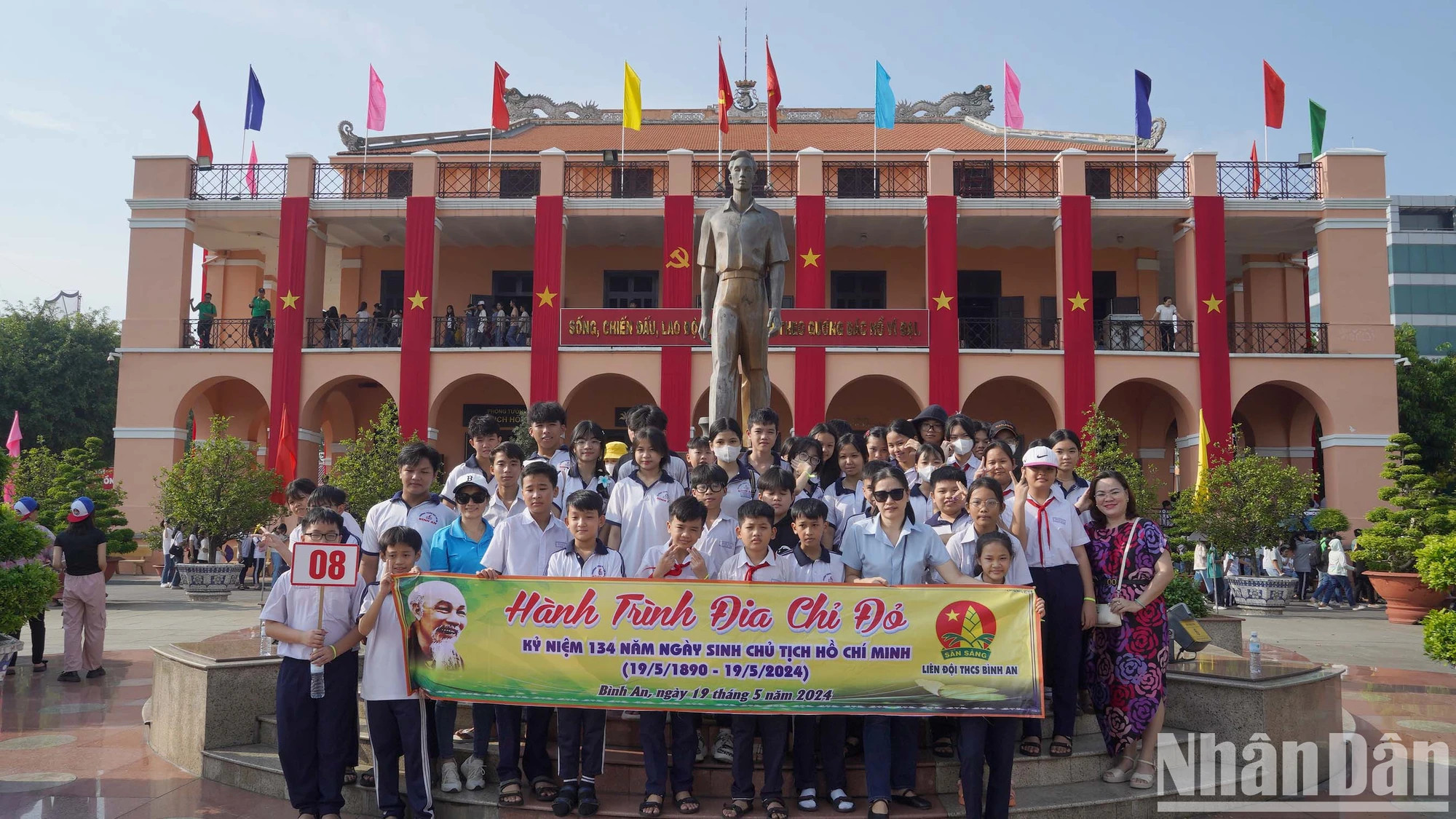 学生们在龙屋港前合影。