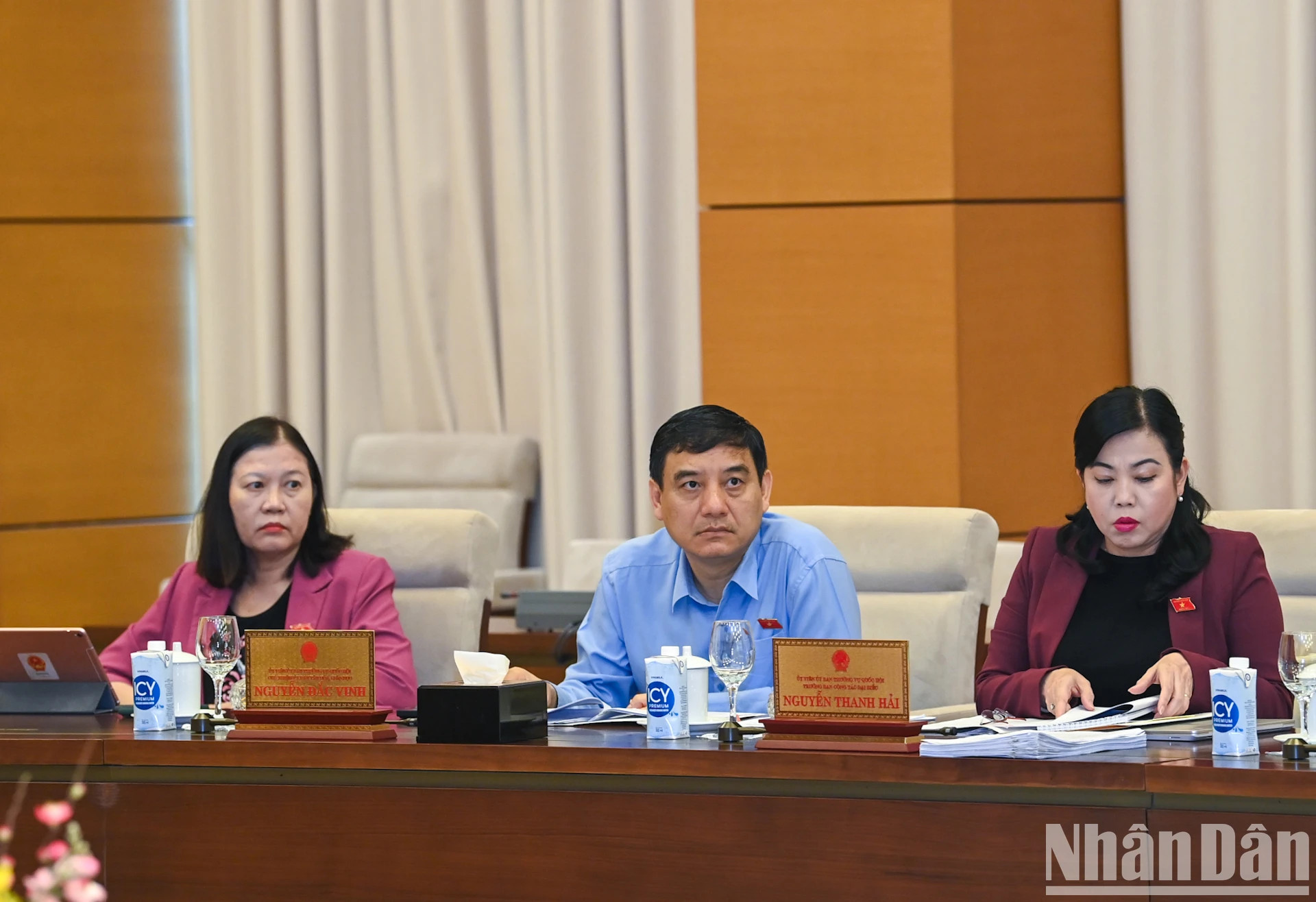 各位国会直属委员会主任出席会议。