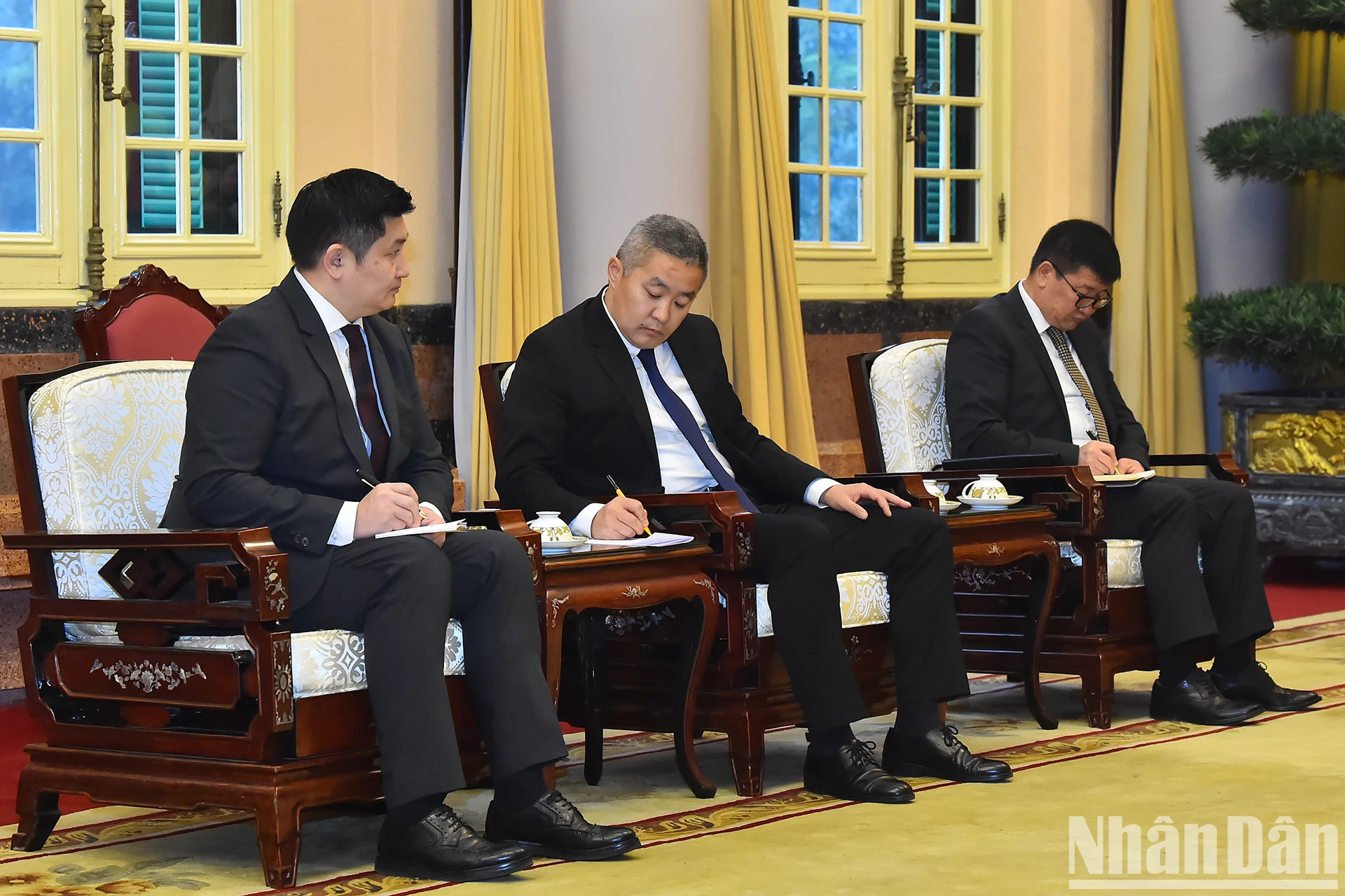 出席会见的蒙方代表团。