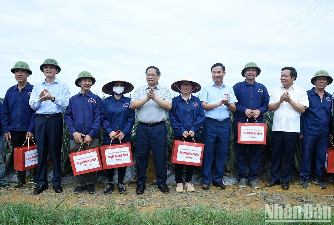 范明正总理向三叠市铜交农场菠萝田里辛勤劳作的工人赠送礼物。 范明正总理向三叠市铜交农场菠萝田里辛勤劳作的工人赠送礼物。