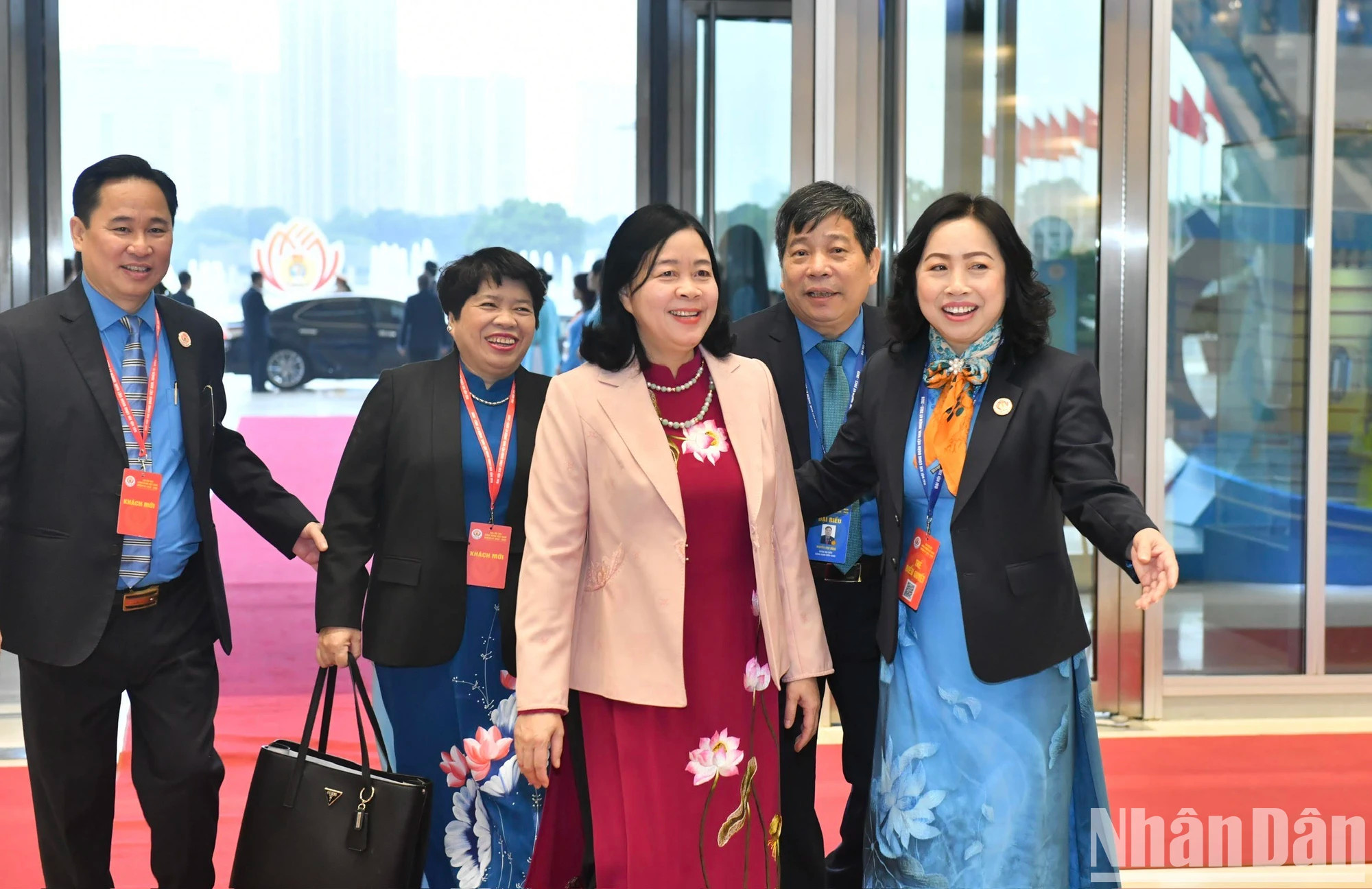 越共中央民运部部长裴氏明怀前来出席会议。 越共中央民运部部长裴氏明怀前来出席会议。