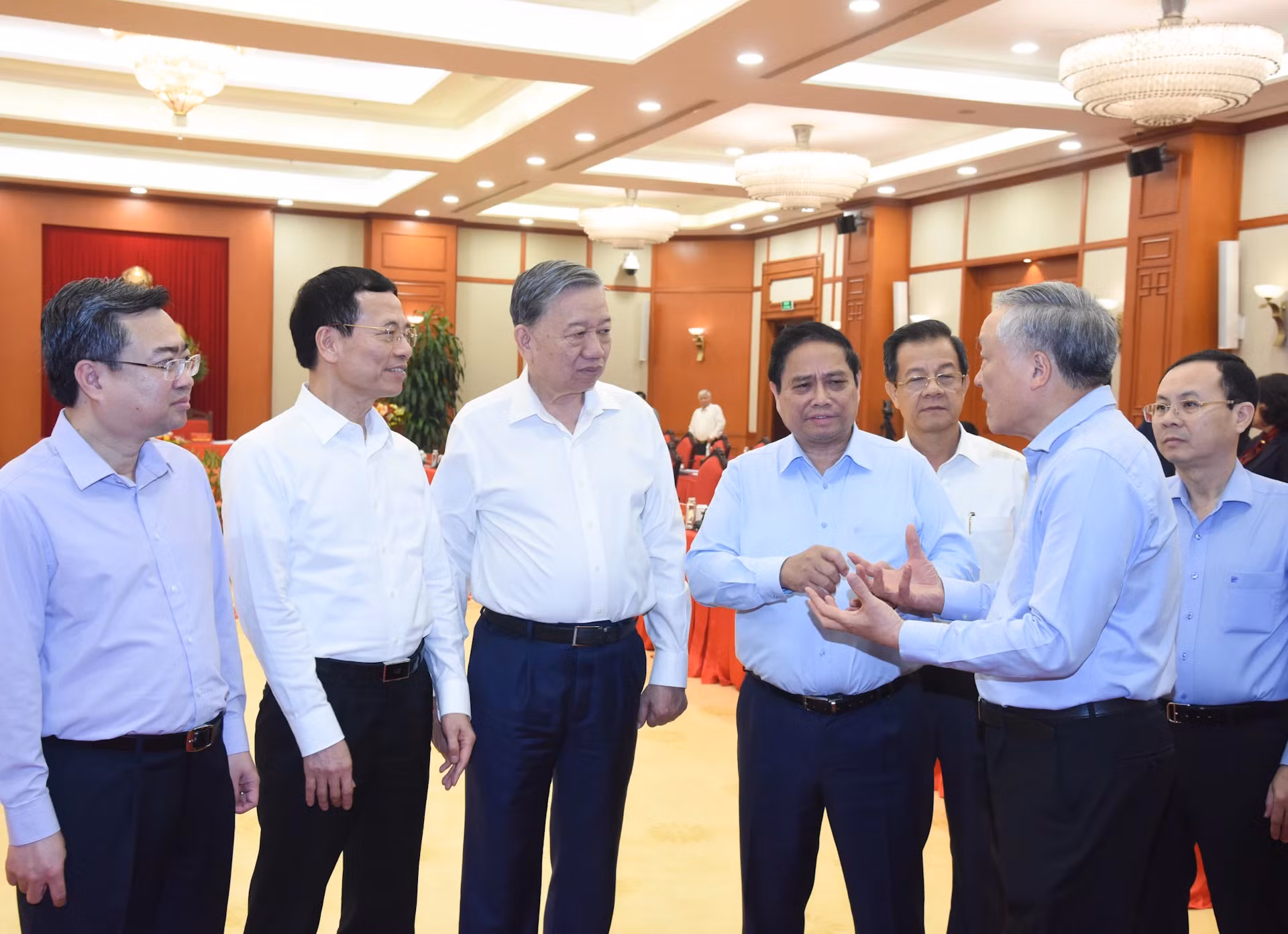 苏林总书记、范明正总理和各位代表。