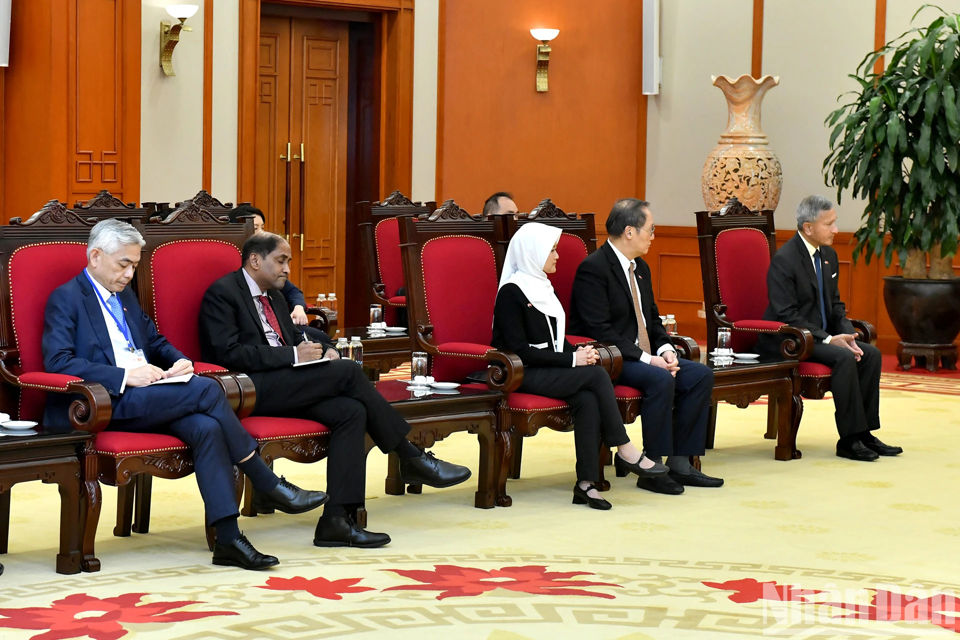 出席会见的新方代表团。 出席会见的新方代表团。