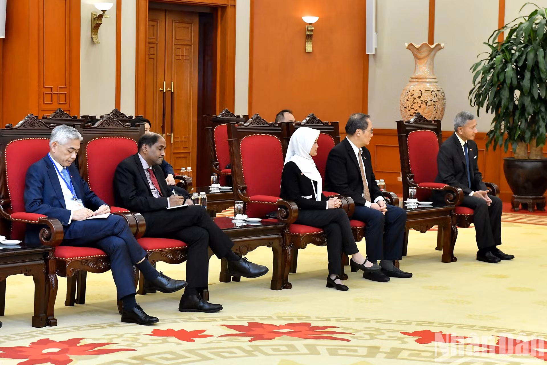 出席会见的新方代表团。