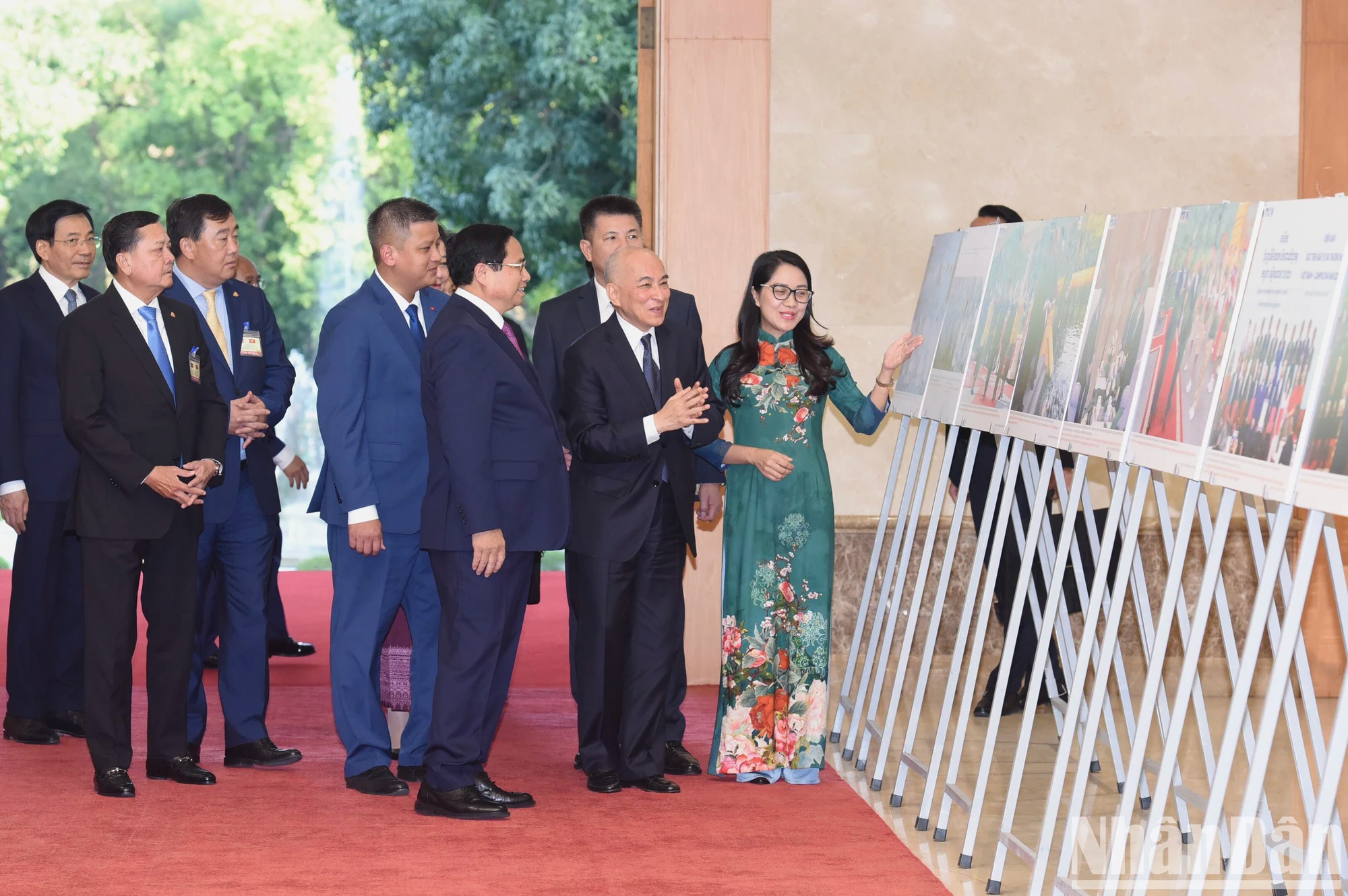 范明正总理向柬埔寨国王诺罗敦·西哈莫尼介绍有关两国合作关系的照片。