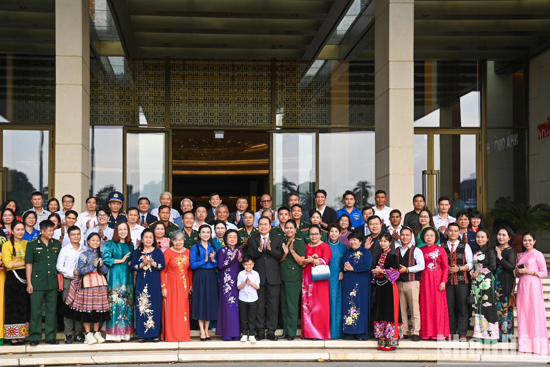 国会主席陈青敏同与会代表合影。