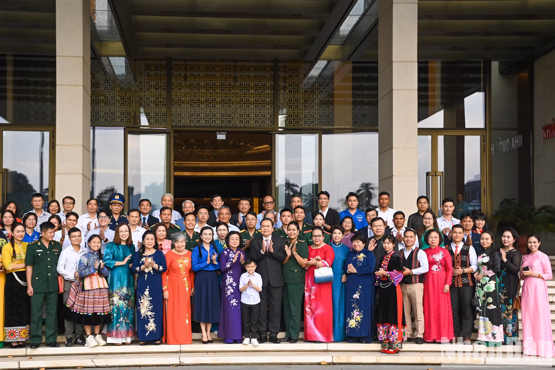 国会主席陈青敏同与会代表合影。