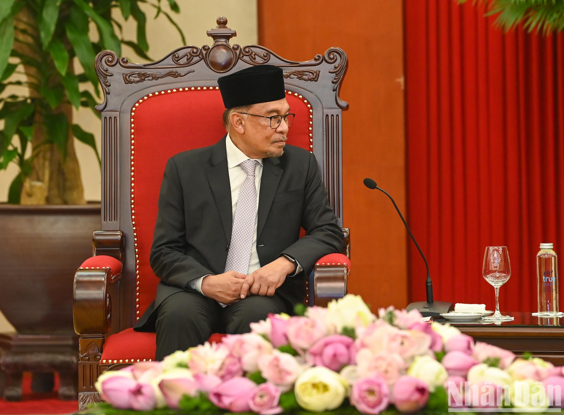 马来西亚总理安瓦尔·易卜拉欣在会见中发表讲话。