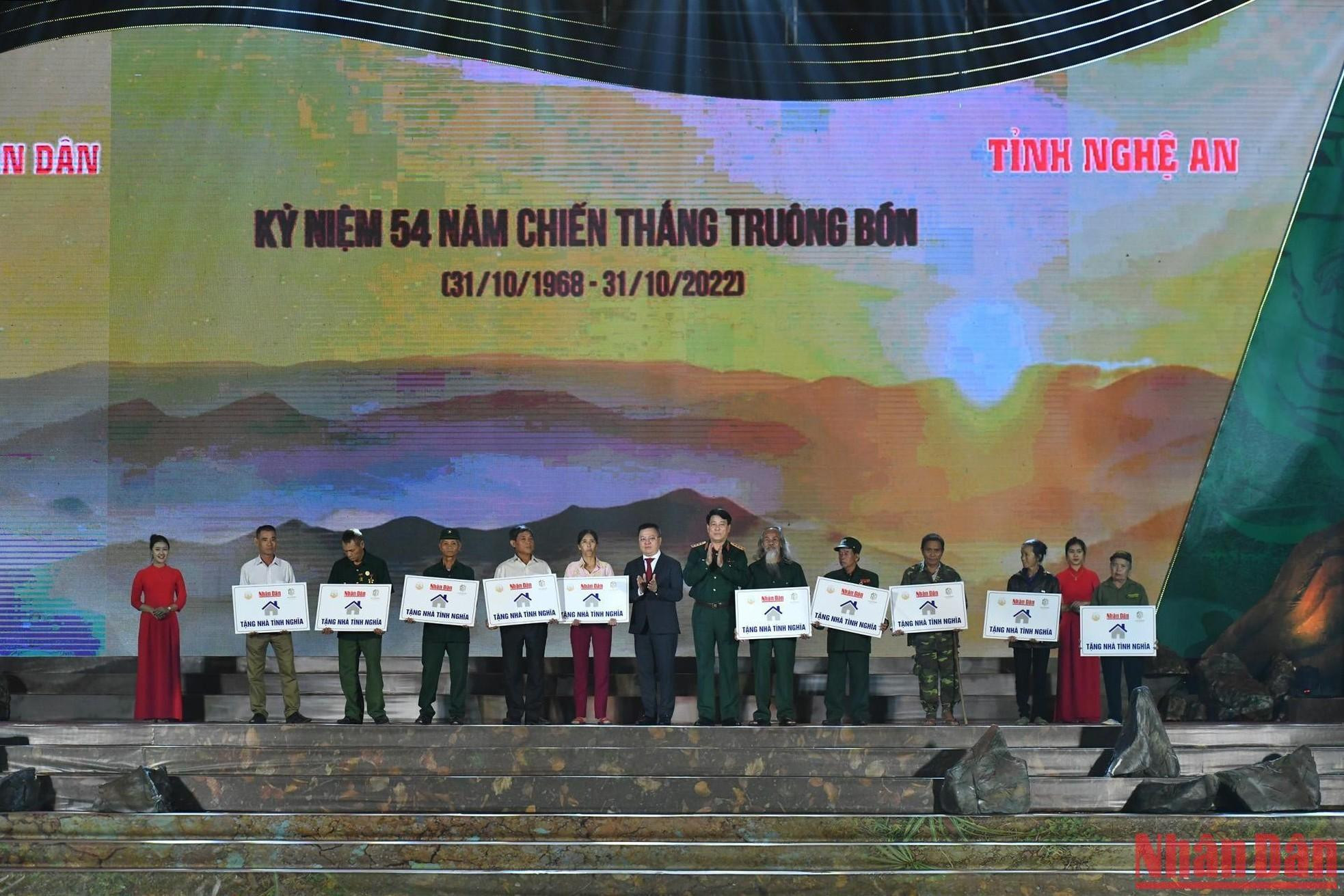 越共中央政治局委员、越南人民军总政治局主任梁强和黎国明同志向10户优抚家庭赠送10间爱心房。 越共中央政治局委员、越南人民军总政治局主任梁强和黎国明同志向10户优抚家庭赠送10间爱心房。