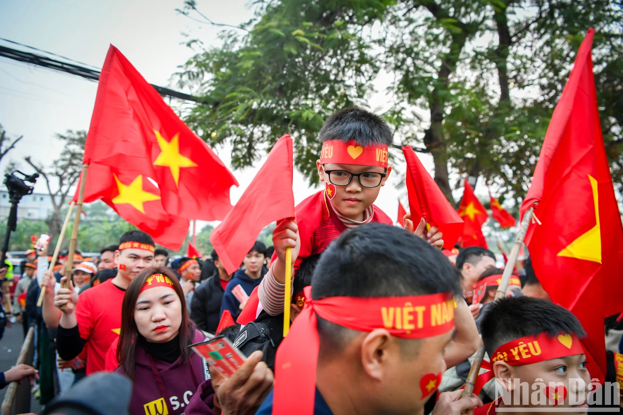 大批粉丝提前到场营造了这种氛围。