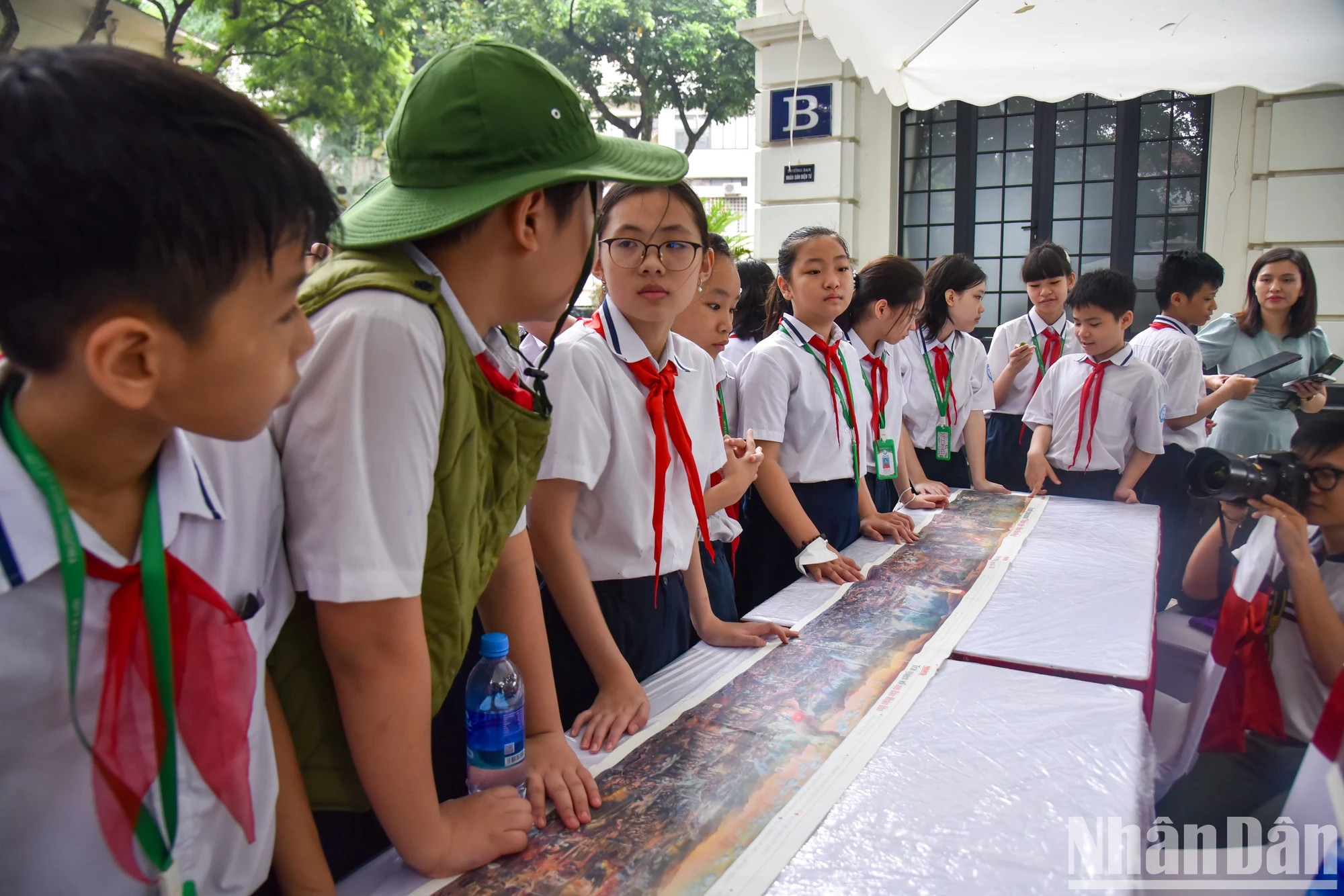 学生们对《奠边府战役》全景图非常感兴趣。 学生们对《奠边府战役》全景图非常感兴趣。