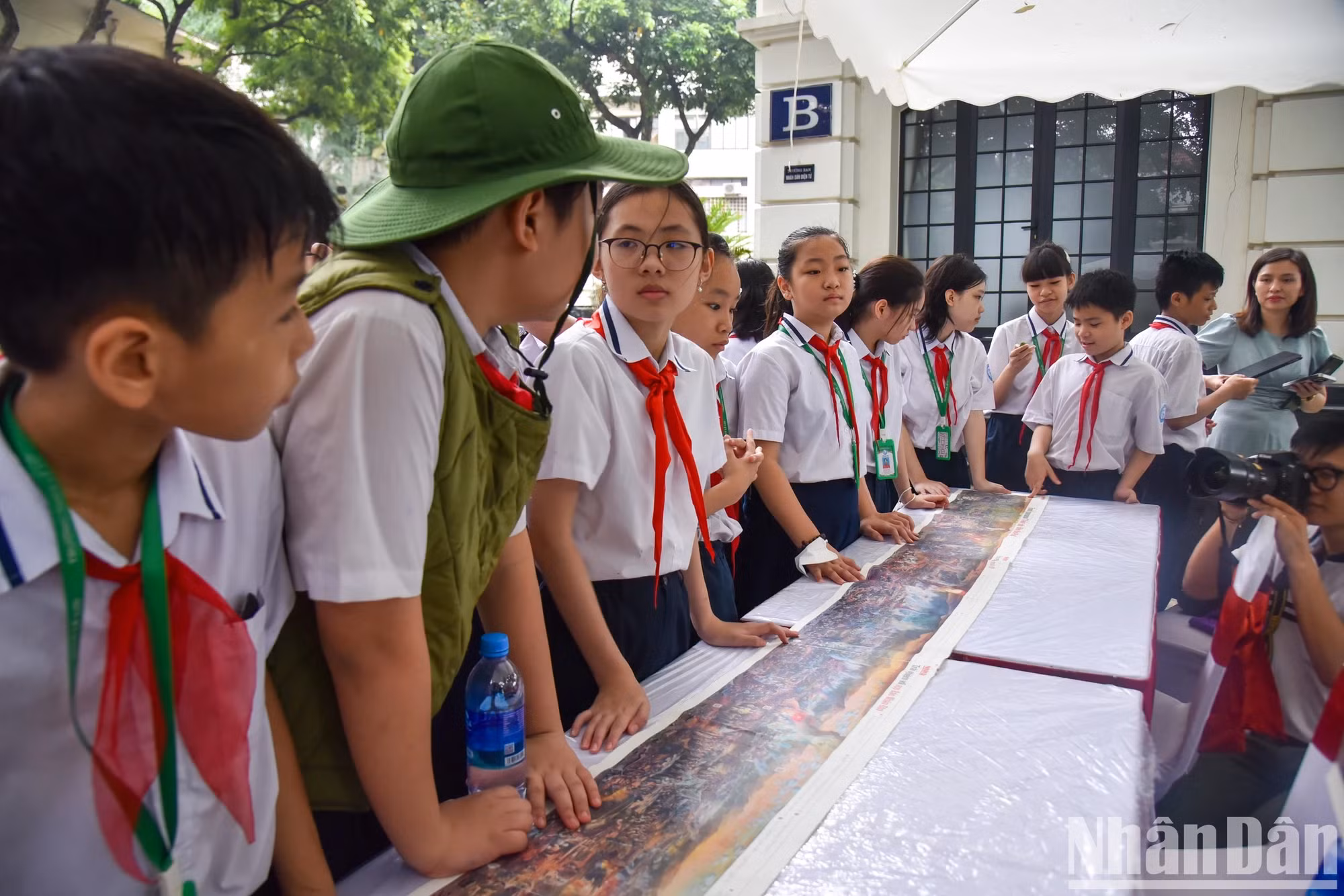 学生们对《奠边府战役》全景图非常感兴趣。