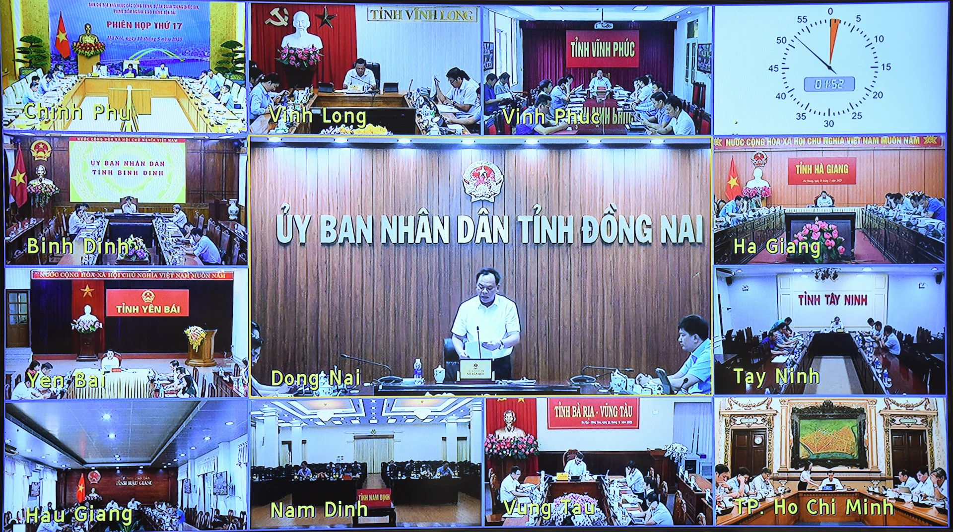 主会场设在政府总部，与全国49个省、直辖市在线连线，讨论国家重大项目和交通领域重点工作。