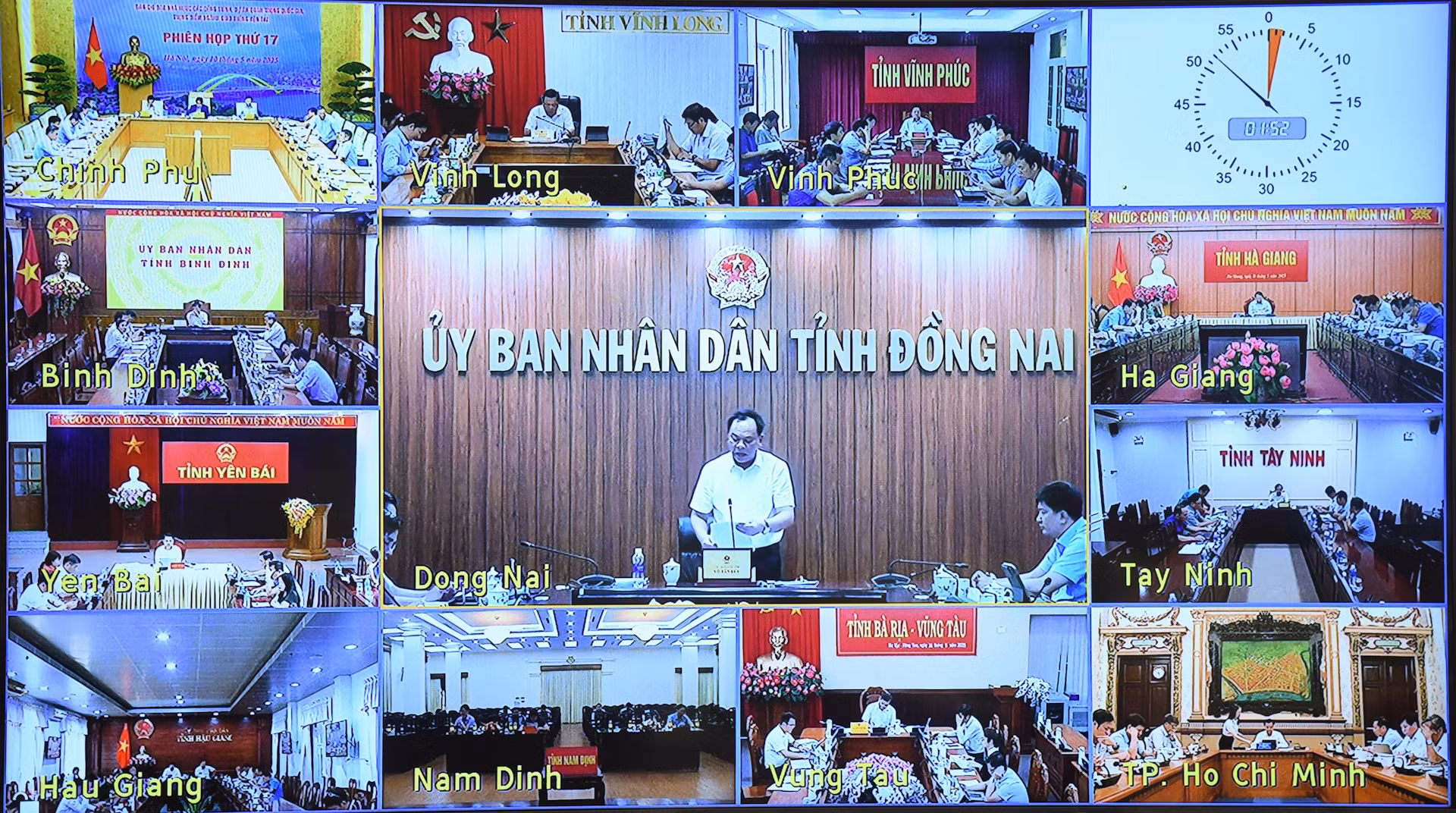 主会场设在政府总部，与全国49个省、直辖市在线连线，讨论国家重大项目和交通领域重点工作。