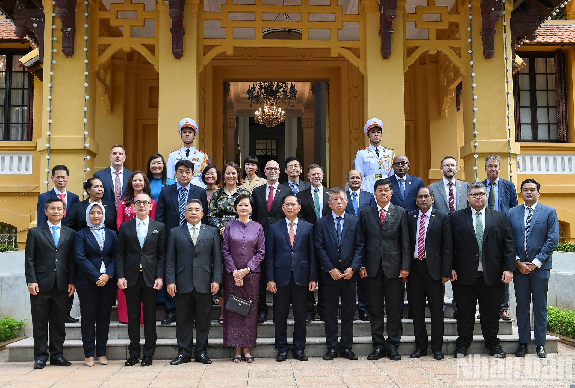 裴青山部长同东盟各国、东盟伙伴国驻越大使、临时代办合影留念。