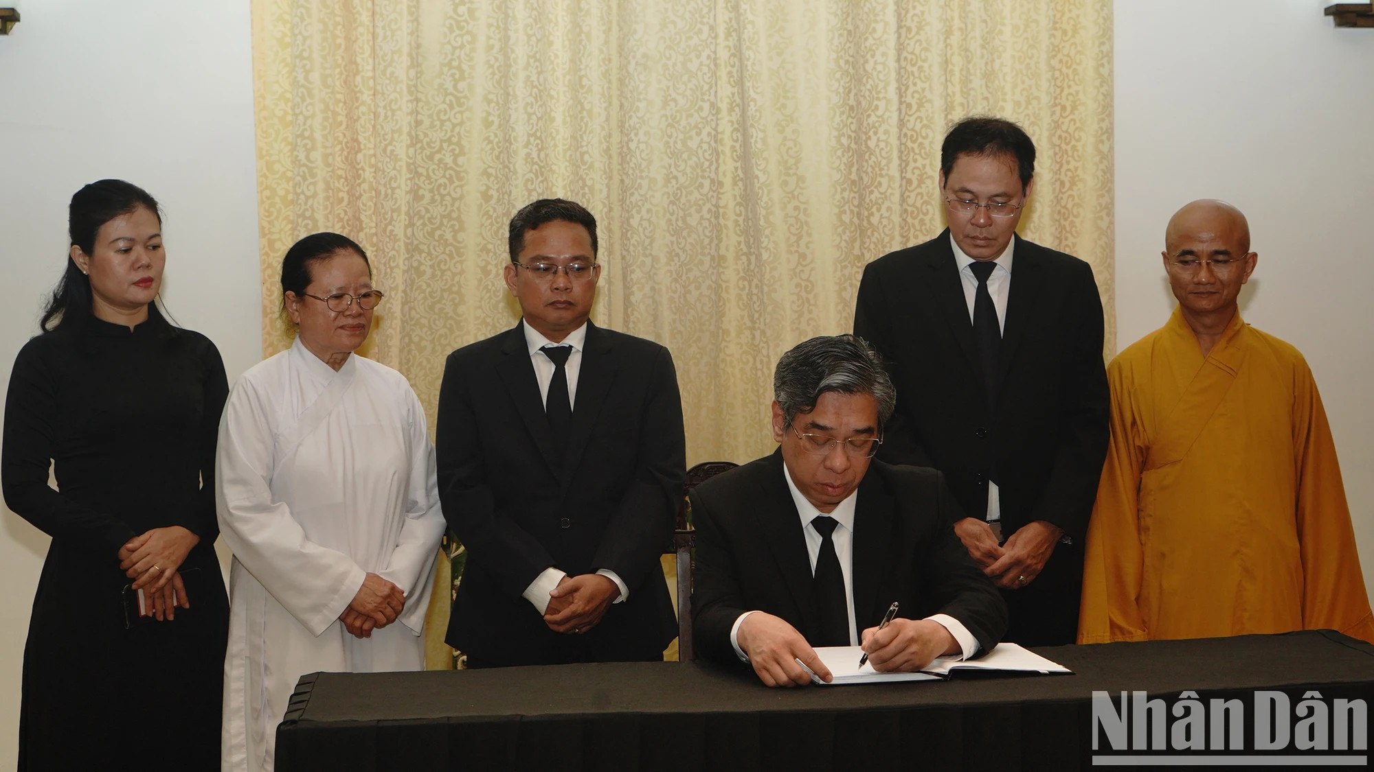 越南祖国阵线胡志明市委员会代表阮福禄在吊唁簿上题词。