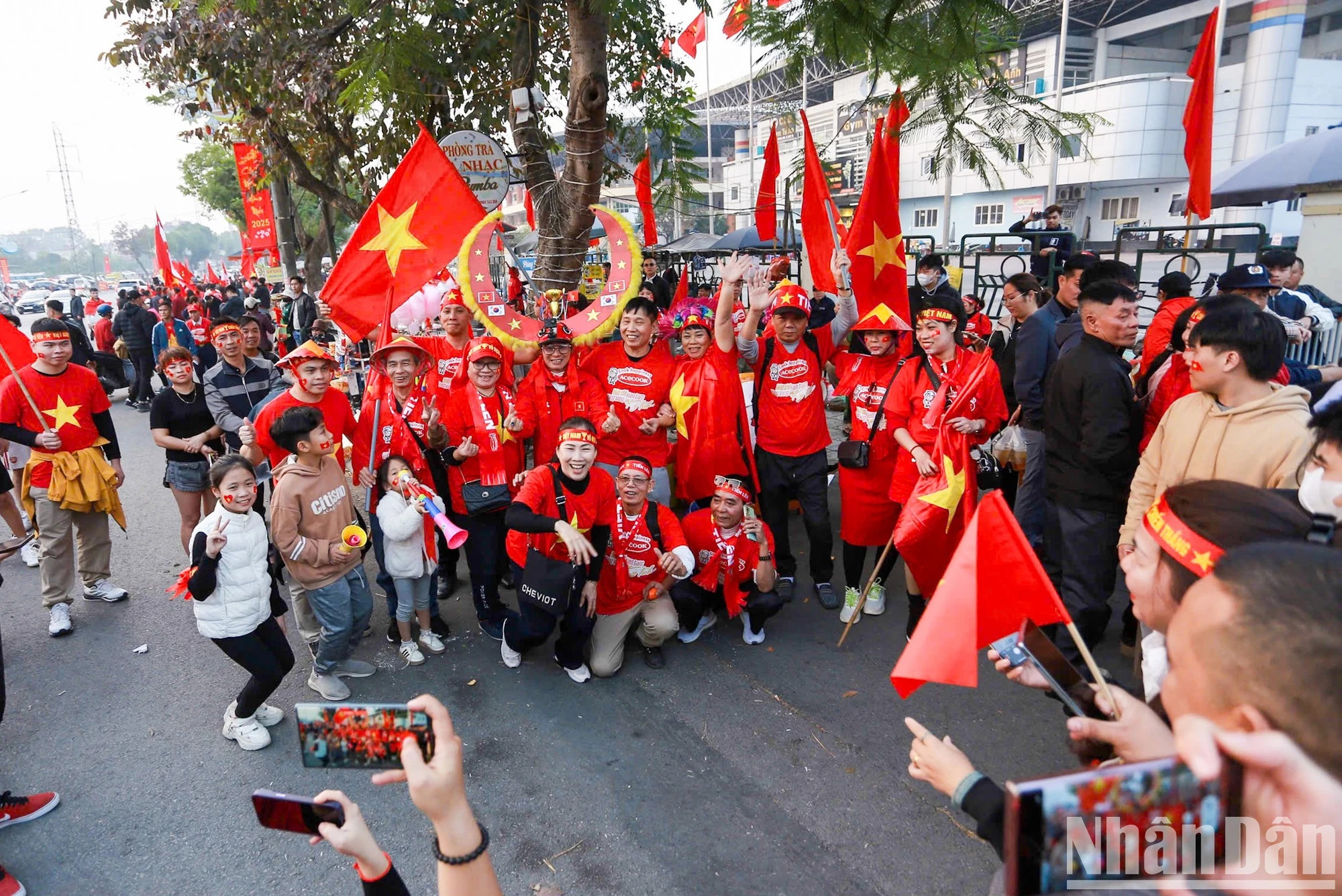 球迷们表达对越南队的爱。