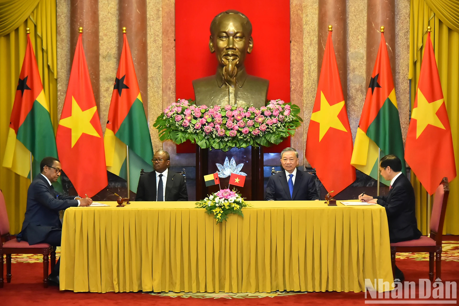 越共中央总书记、国家主席苏林同几内亚比绍总统乌马罗·西索科·恩巴洛出席越南外交部与几内亚比绍外交、国际合作与侨务部关于政治外交磋商机制的谅解备忘录签字仪式。 越共中央总书记、国家主席苏林同几内亚比绍总统乌马罗·西索科·恩巴洛出席越南外交部与几内亚比绍外交、国际合作与侨务部关于政治外交磋商机制的谅解备忘录签字仪式。