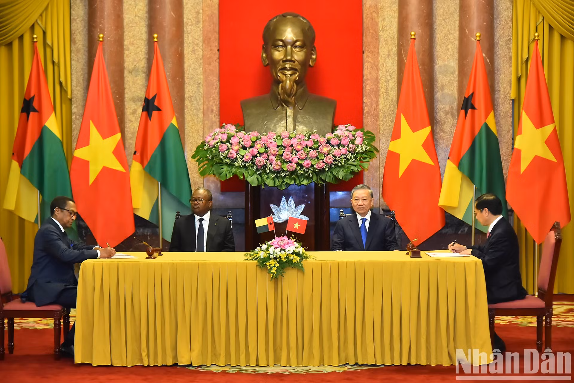 越共中央总书记、国家主席苏林同几内亚比绍总统乌马罗·西索科·恩巴洛出席越南外交部与几内亚比绍外交、国际合作与侨务部关于政治外交磋商机制的谅解备忘录签字仪式。