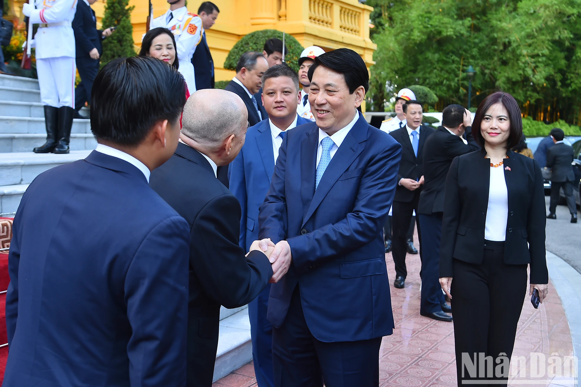 国家主席梁强在会见后欢送柬埔寨国王诺罗敦·西哈莫尼。 国家主席梁强在会见后欢送柬埔寨国王诺罗敦·西哈莫尼。