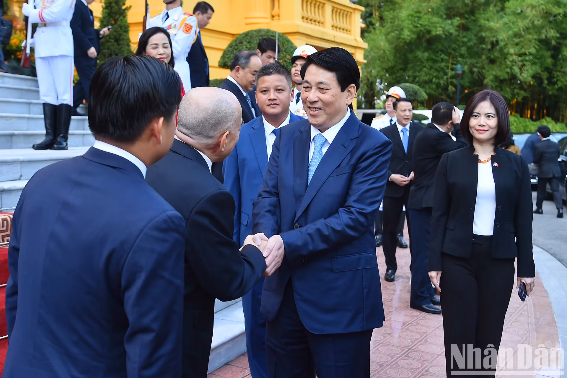 国家主席梁强在会见后欢送柬埔寨国王诺罗敦·西哈莫尼。