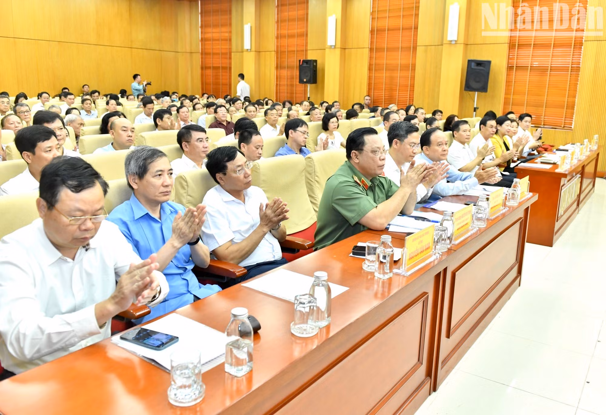 河内市领导和选民出席会见。