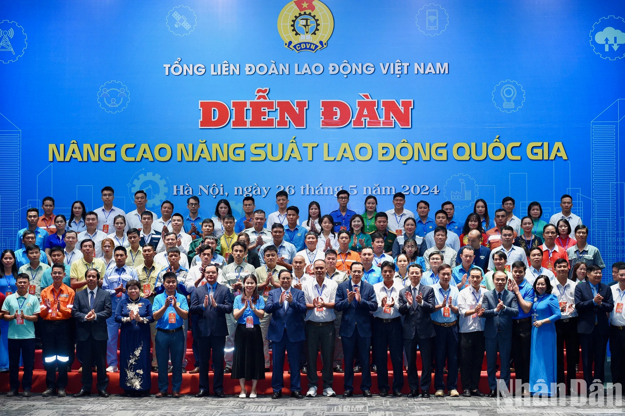 范明正总理向全国95名模范工会会员赠送礼物。 范明正总理向全国95名模范工会会员赠送礼物。