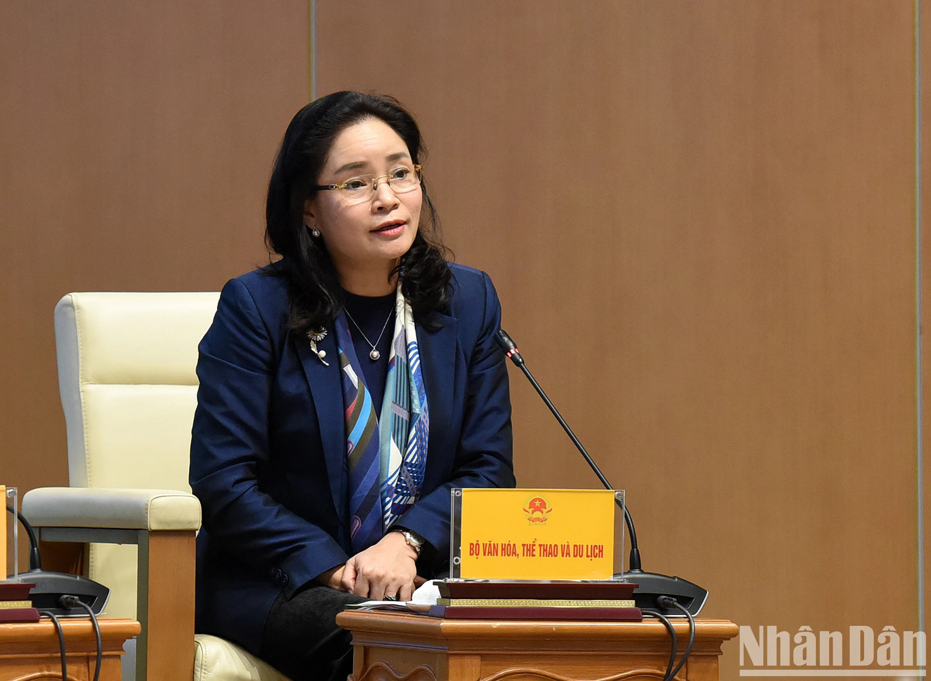 文化体育与旅游部副部长郑氏水回答代表提出的问题。 文化体育与旅游部副部长郑氏水回答代表提出的问题。