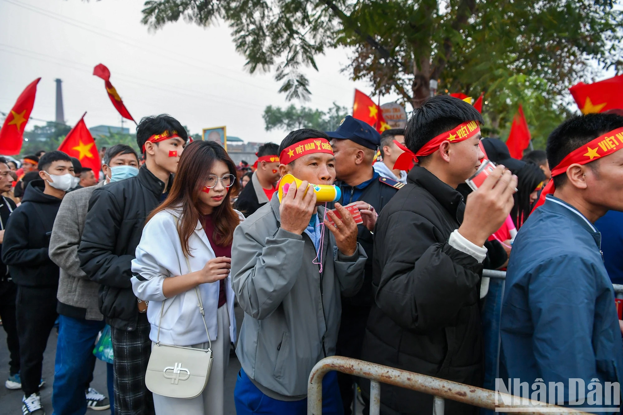 人流涌向越持体育场。