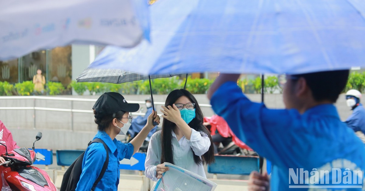 参加2023年考试季的蓝色身影【组图】