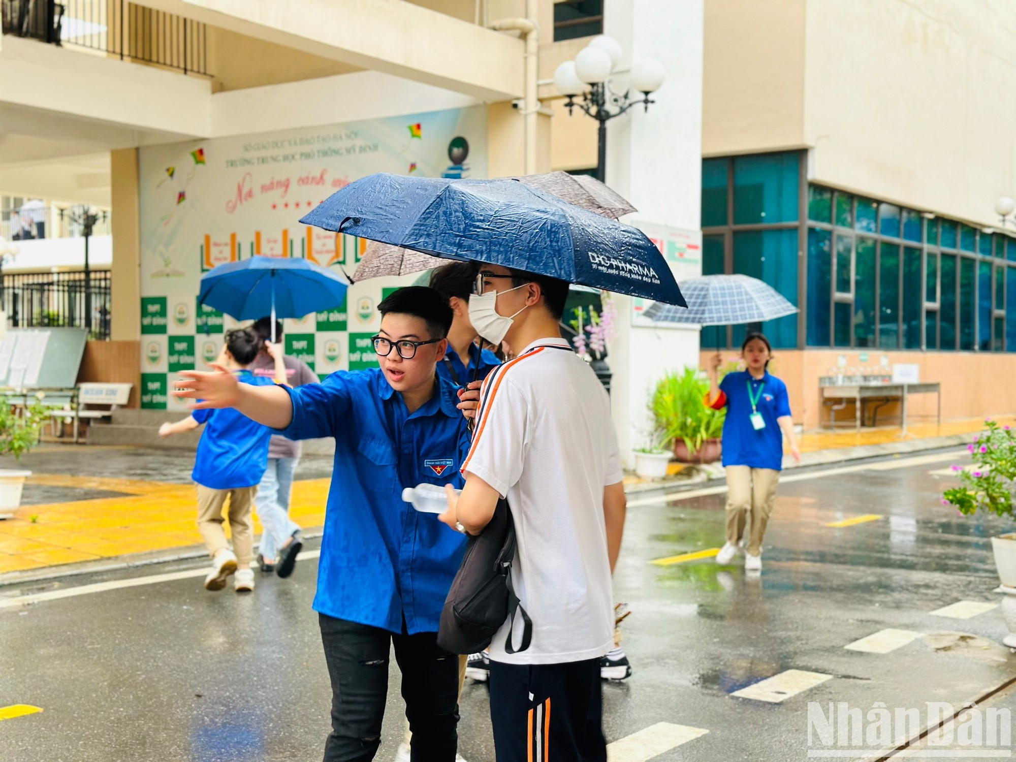 2023年高中毕业考试日子里团员、青年蓝色身影的美丽画面。 2023年高中毕业考试日子里团员、青年蓝色身影的美丽画面。