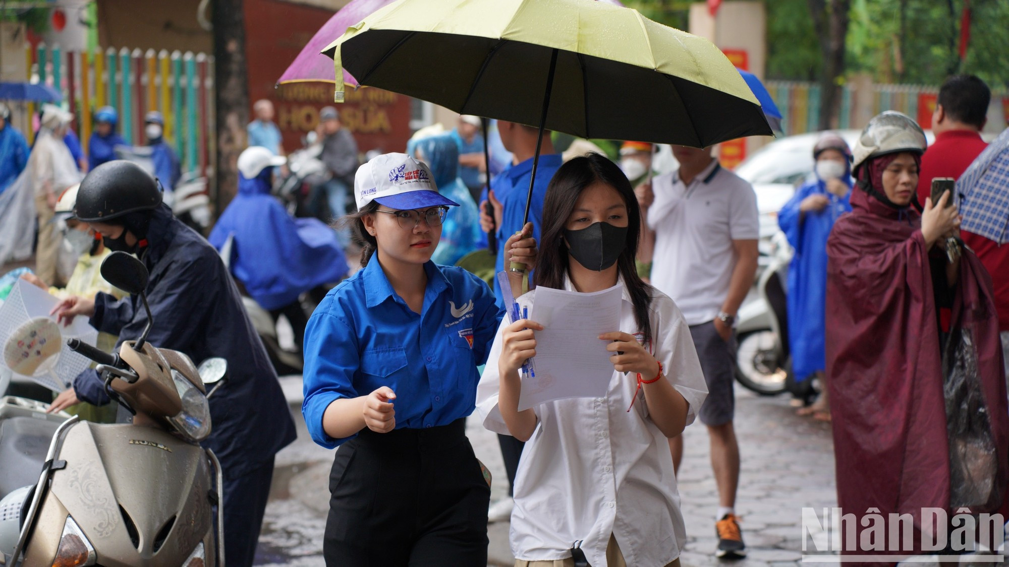 2023年高中毕业考试日子里团员、青年蓝色身影的美丽画面。 2023年高中毕业考试日子里团员、青年蓝色身影的美丽画面。