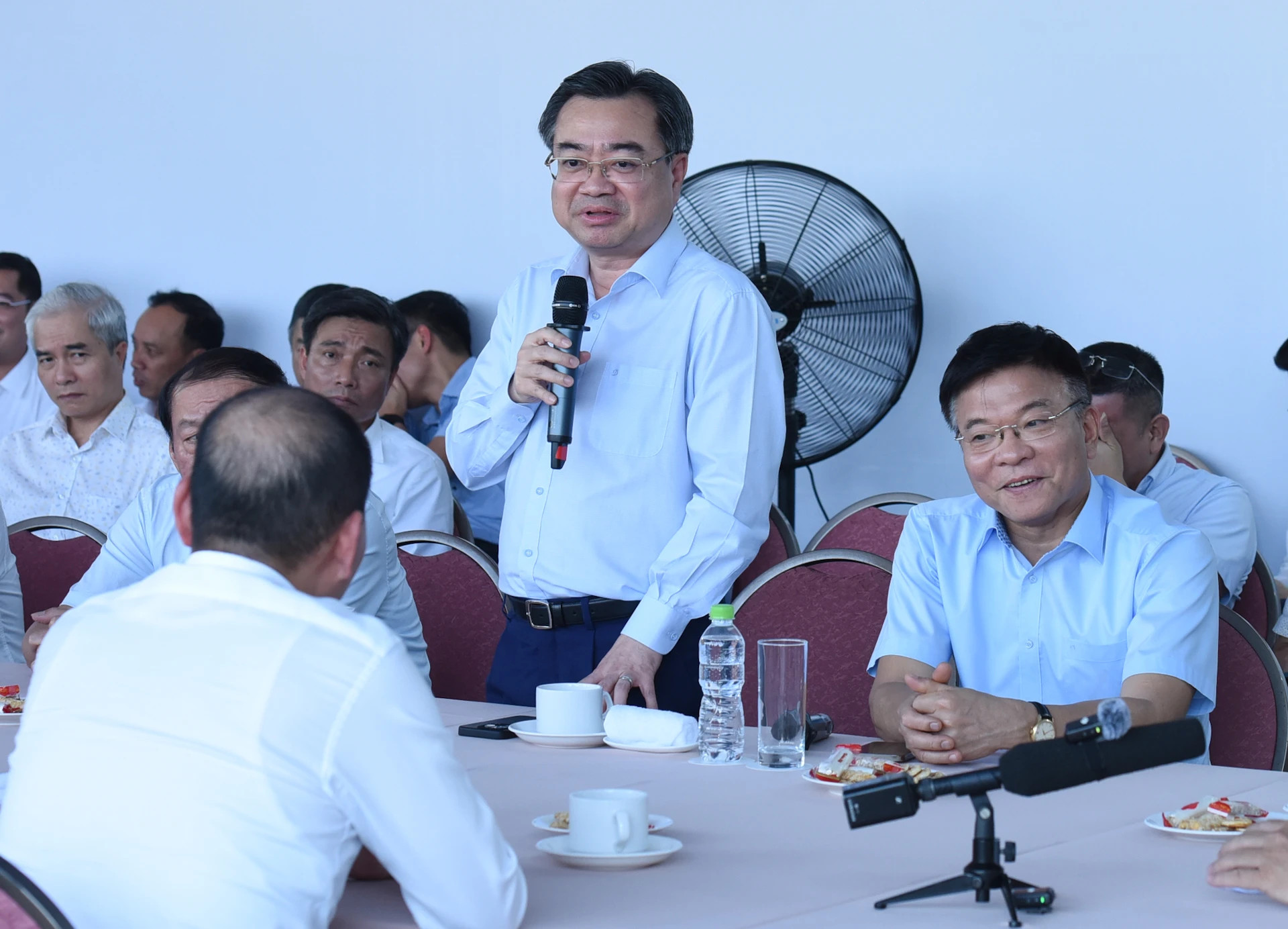 建设部部长阮青毅发表讲话。